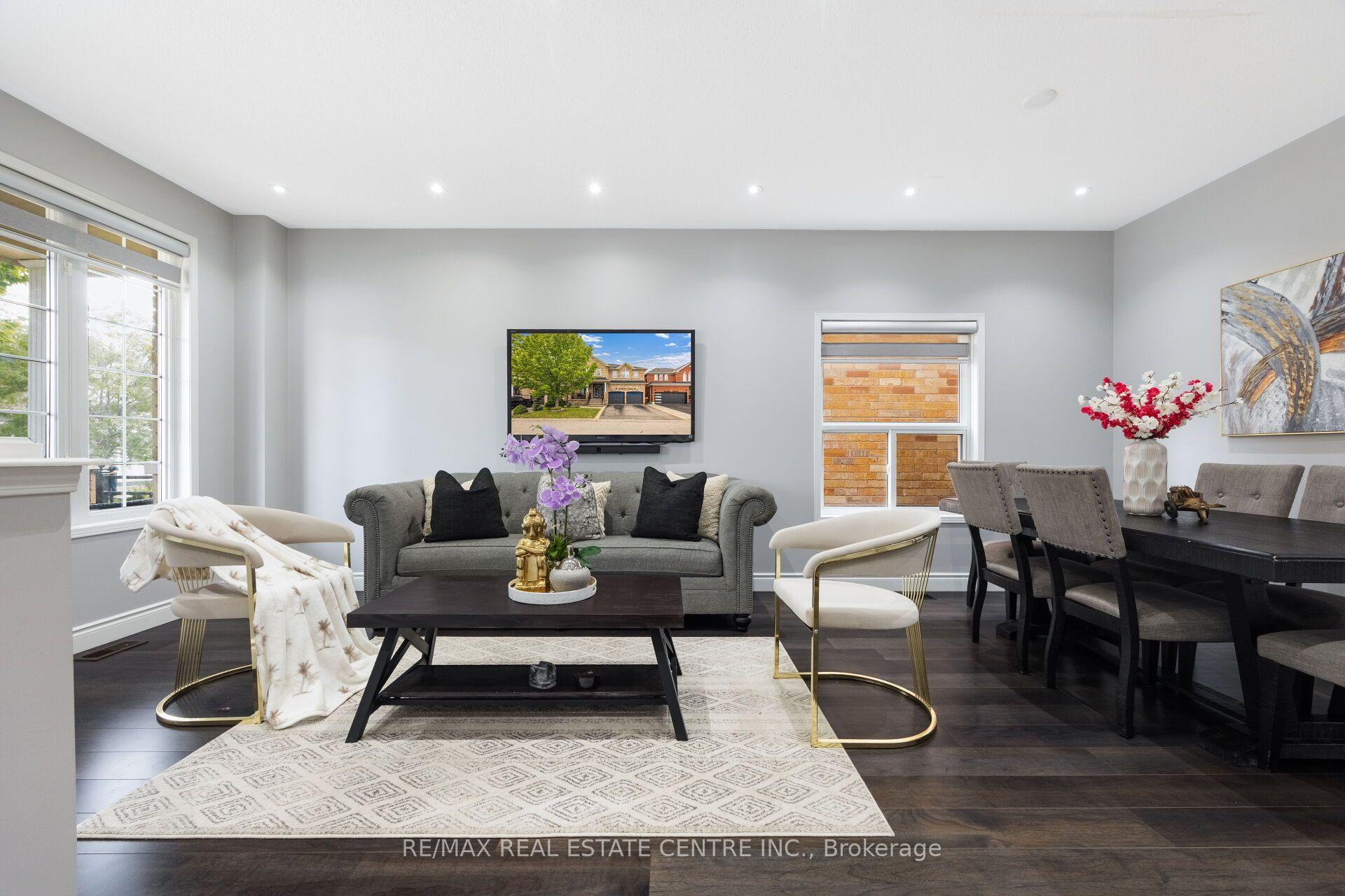 Photo 6 of 54 Lockburn Crescent, Brampton, Fletcher's Meadow — HOMEH