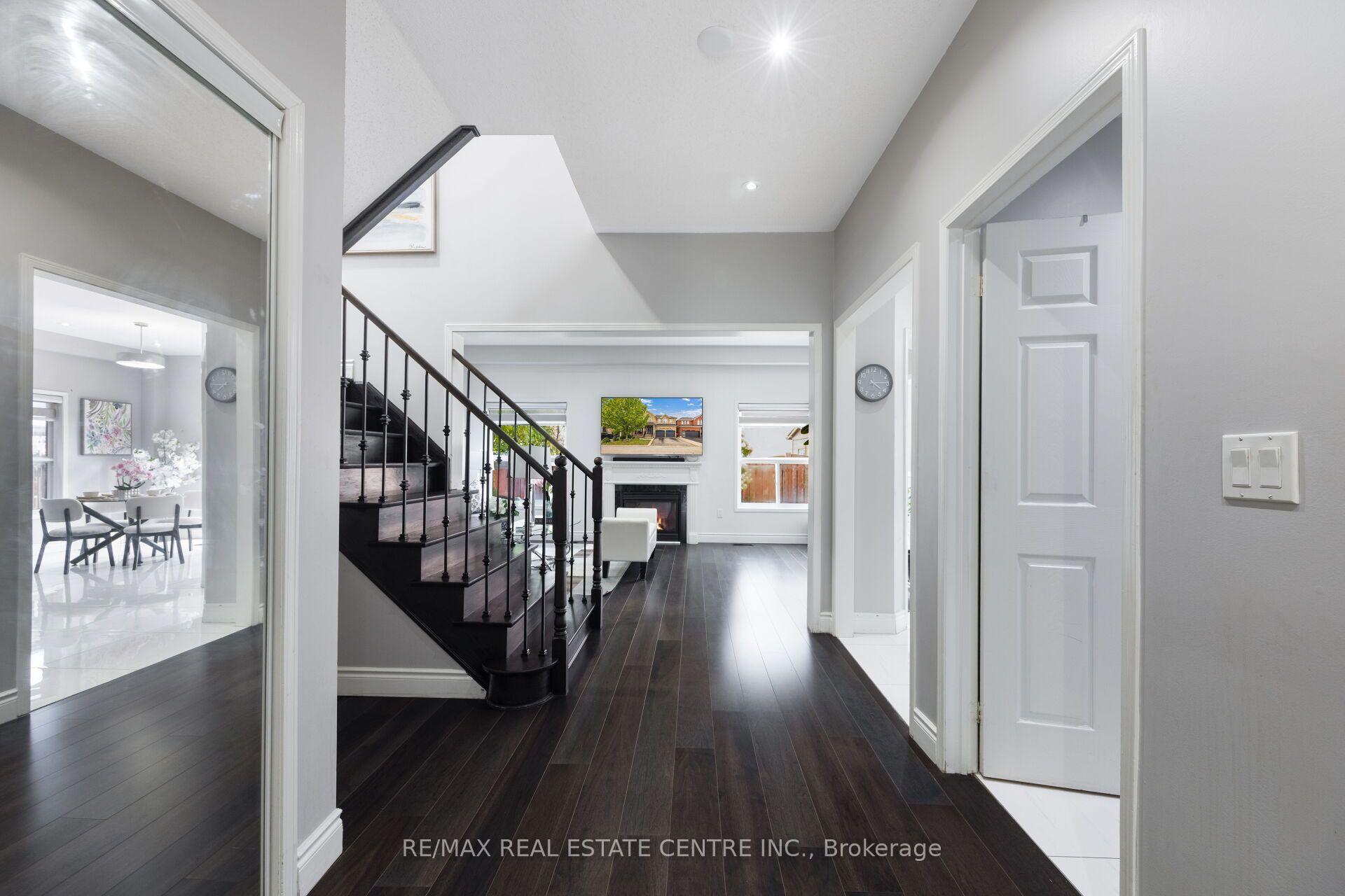 Photo 9 of 54 Lockburn Crescent, Brampton, Fletcher's Meadow — HOMEH