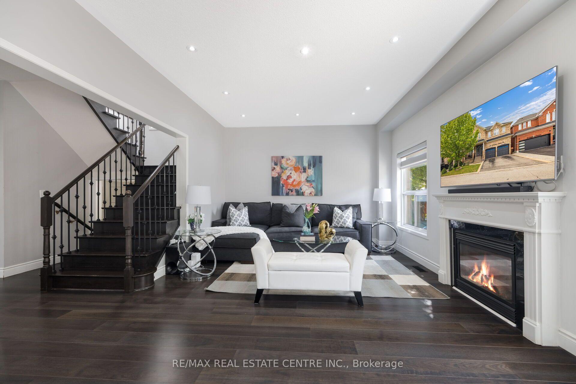 Photo 10 of 54 Lockburn Crescent, Brampton, Fletcher's Meadow — HOMEH