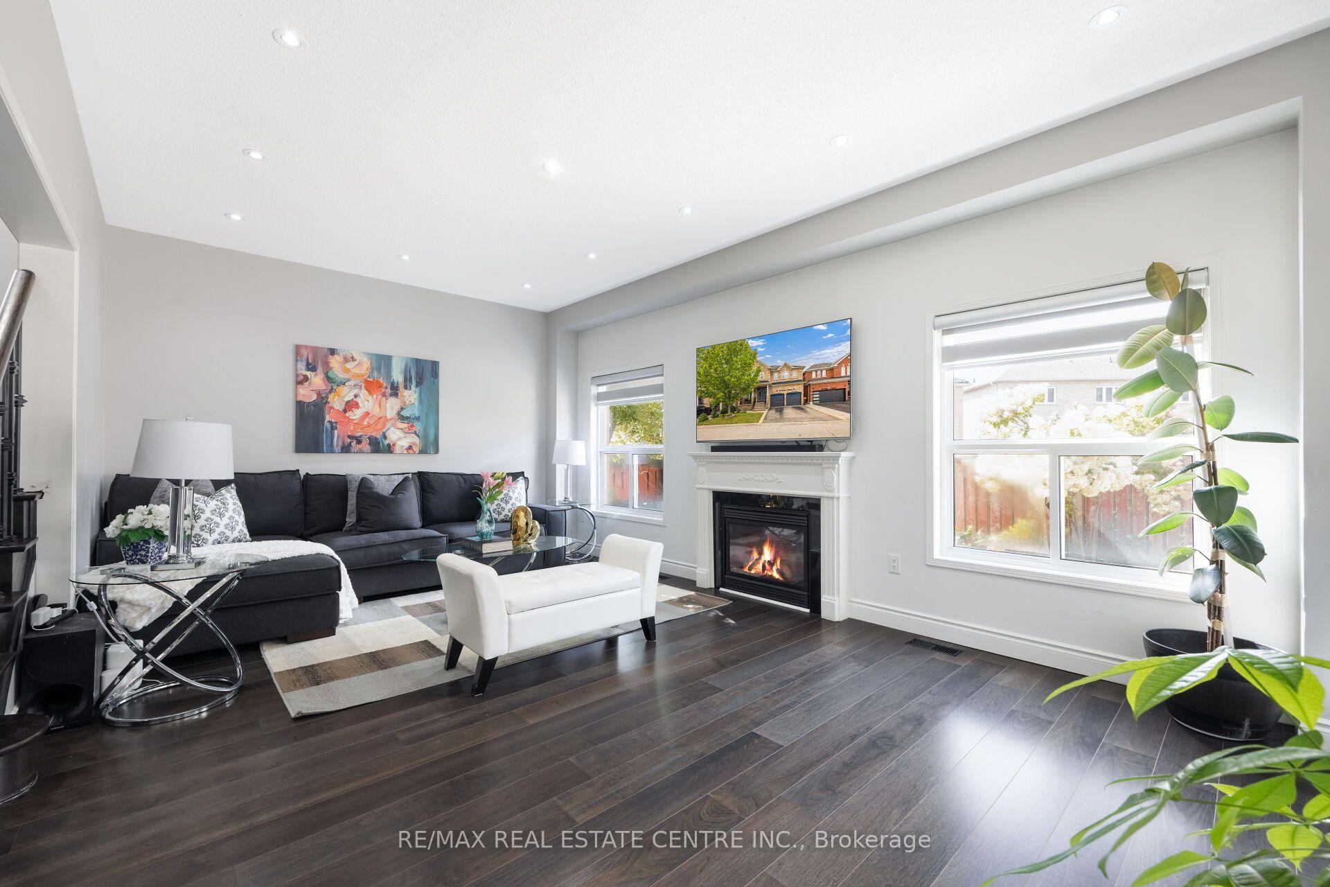 Photo 11 of 54 Lockburn Crescent, Brampton, Fletcher's Meadow — HOMEH