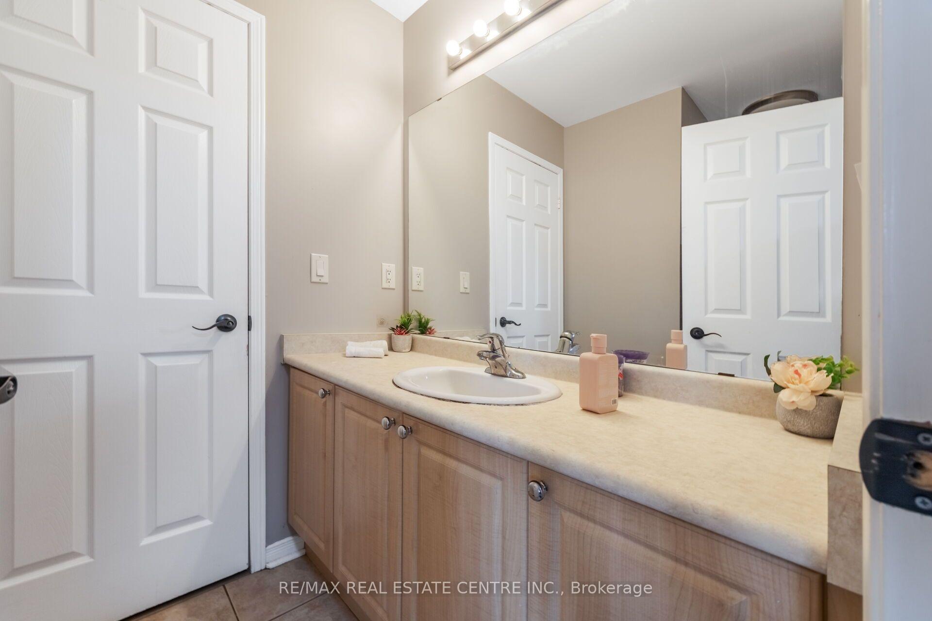Photo 29 of 54 Lockburn Crescent, Brampton, Fletcher's Meadow — HOMEH