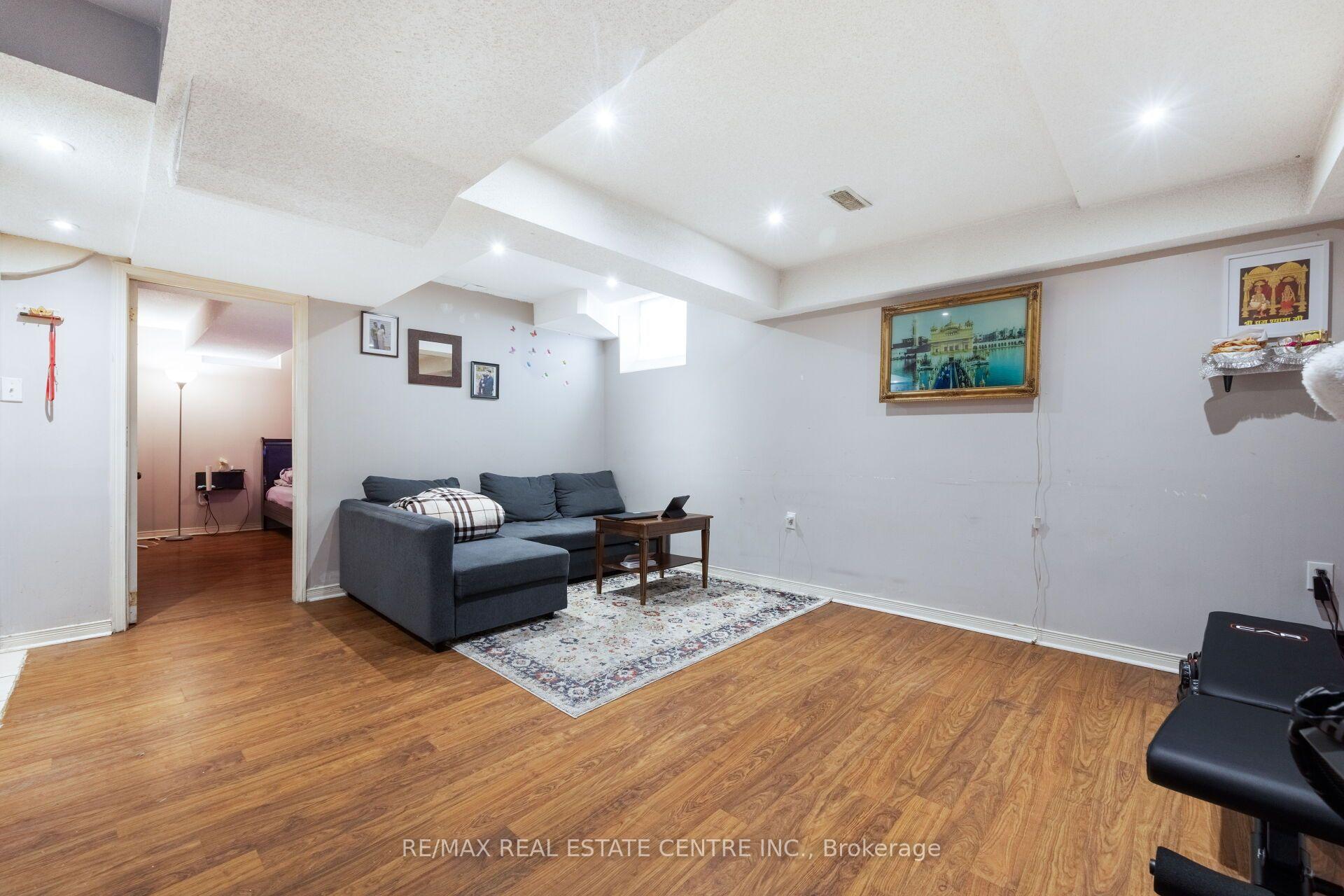 Photo 34 of 54 Lockburn Crescent, Brampton, Fletcher's Meadow — HOMEH