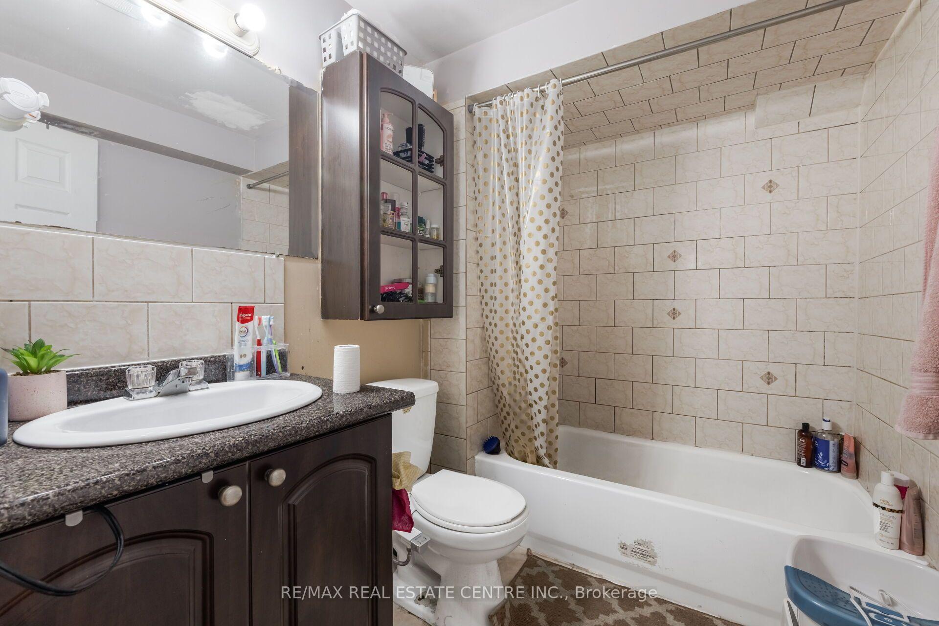 Photo 37 of 54 Lockburn Crescent, Brampton, Fletcher's Meadow — HOMEH