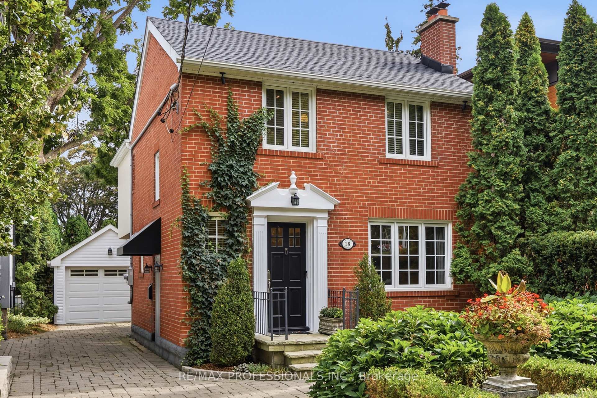 Photo 2 of 19 Langmuir Crescent, Toronto, Lambton Baby Point — HOMEH