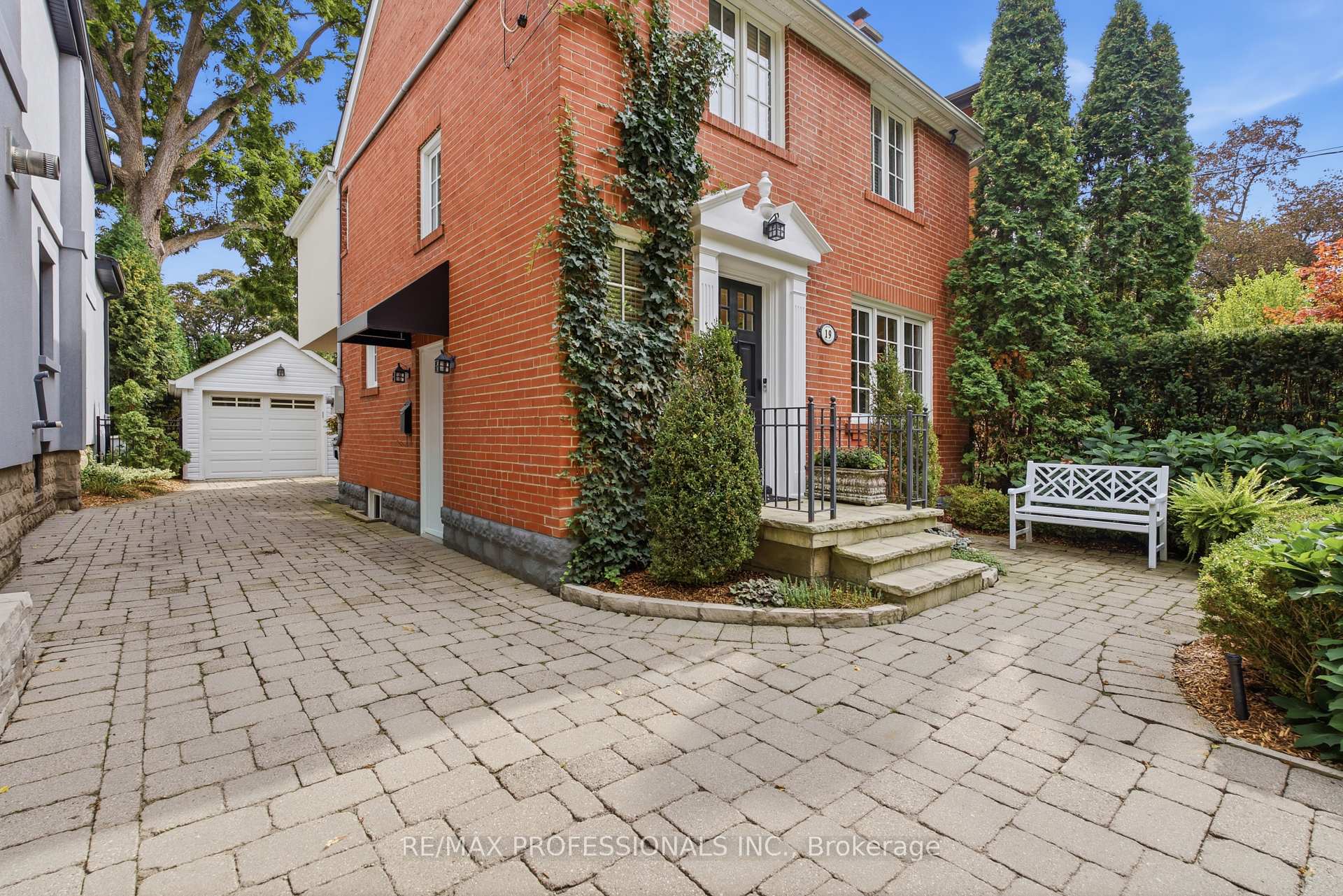Photo 3 of 19 Langmuir Crescent, Toronto, Lambton Baby Point — HOMEH