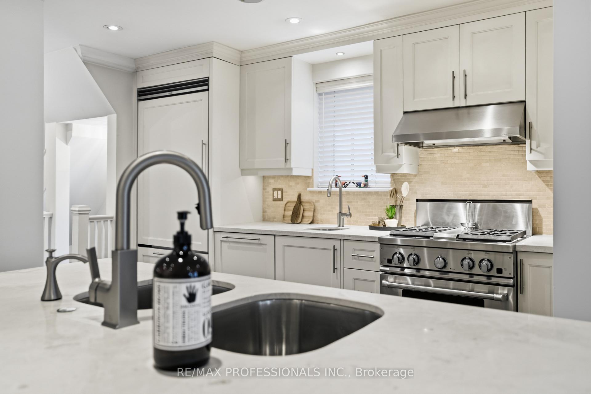 Photo 12 of 19 Langmuir Crescent, Toronto, Lambton Baby Point — HOMEH