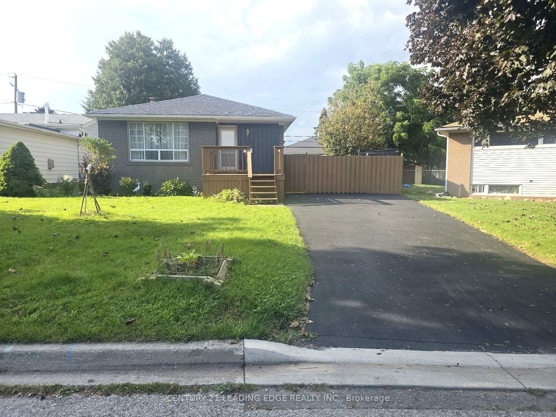 Photo 2 of 855 Zator Avenue, Pickering, Bay Ridges — HOMEH