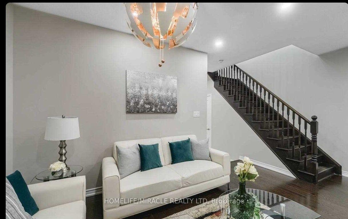Photo 5 of 63 Antibes Drive, Brampton, Credit Valley — HOMEH
