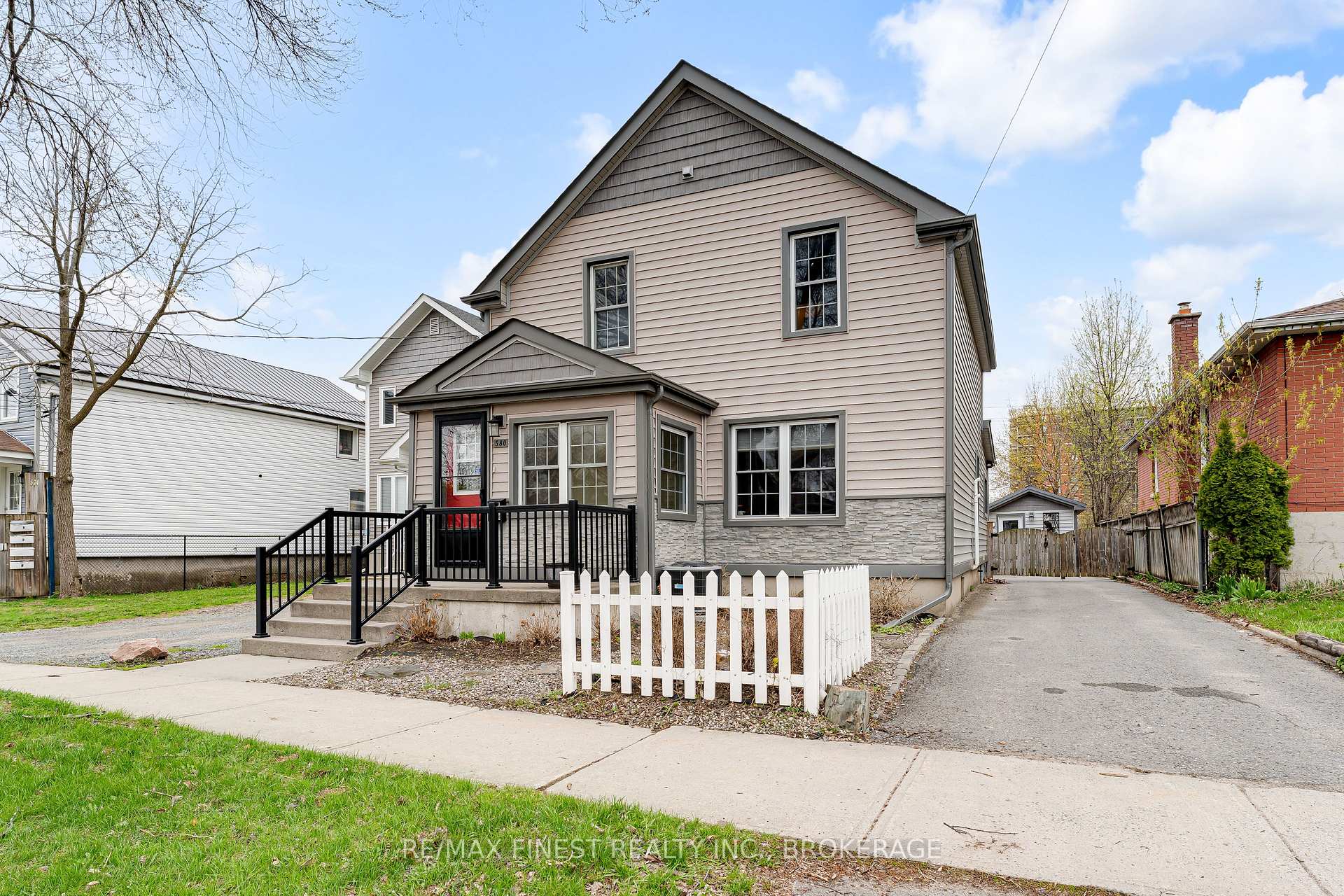 Photo 2 of 580 MacDonnell Street, Kingston, East of Sir John A. Blvd — HOMEH