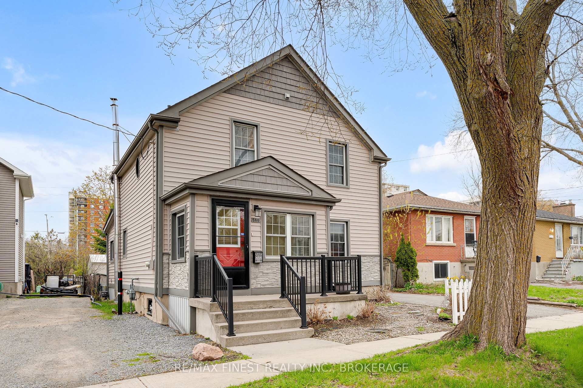 Photo 3 of 580 MacDonnell Street, Kingston, East of Sir John A. Blvd — HOMEH