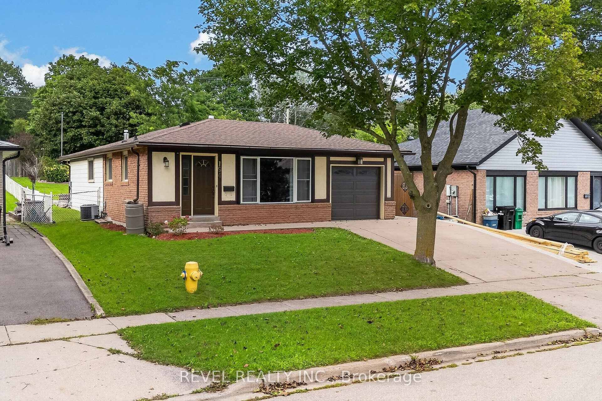 Photo 3 of 194 Hahn Avenue, Cambridge, Silver Heights — HOMEH