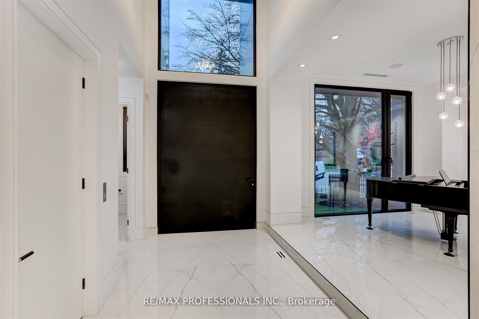 Photo 3 of 91 Valecrest Drive, Etobicoke, Edenbridge-Humber Valley — HOMEH