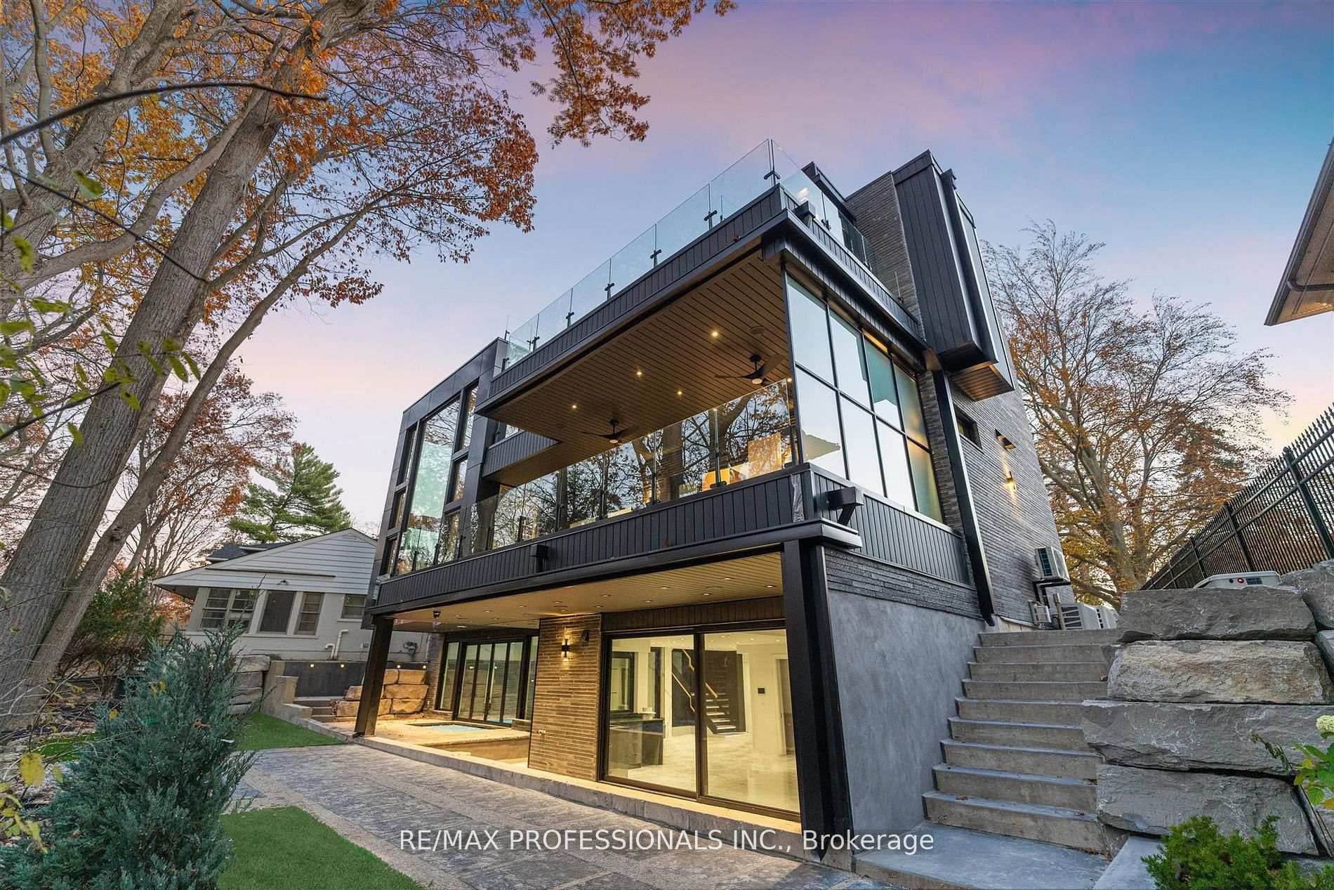 Photo 36 of 91 Valecrest Drive, Etobicoke, Edenbridge-Humber Valley — HOMEH