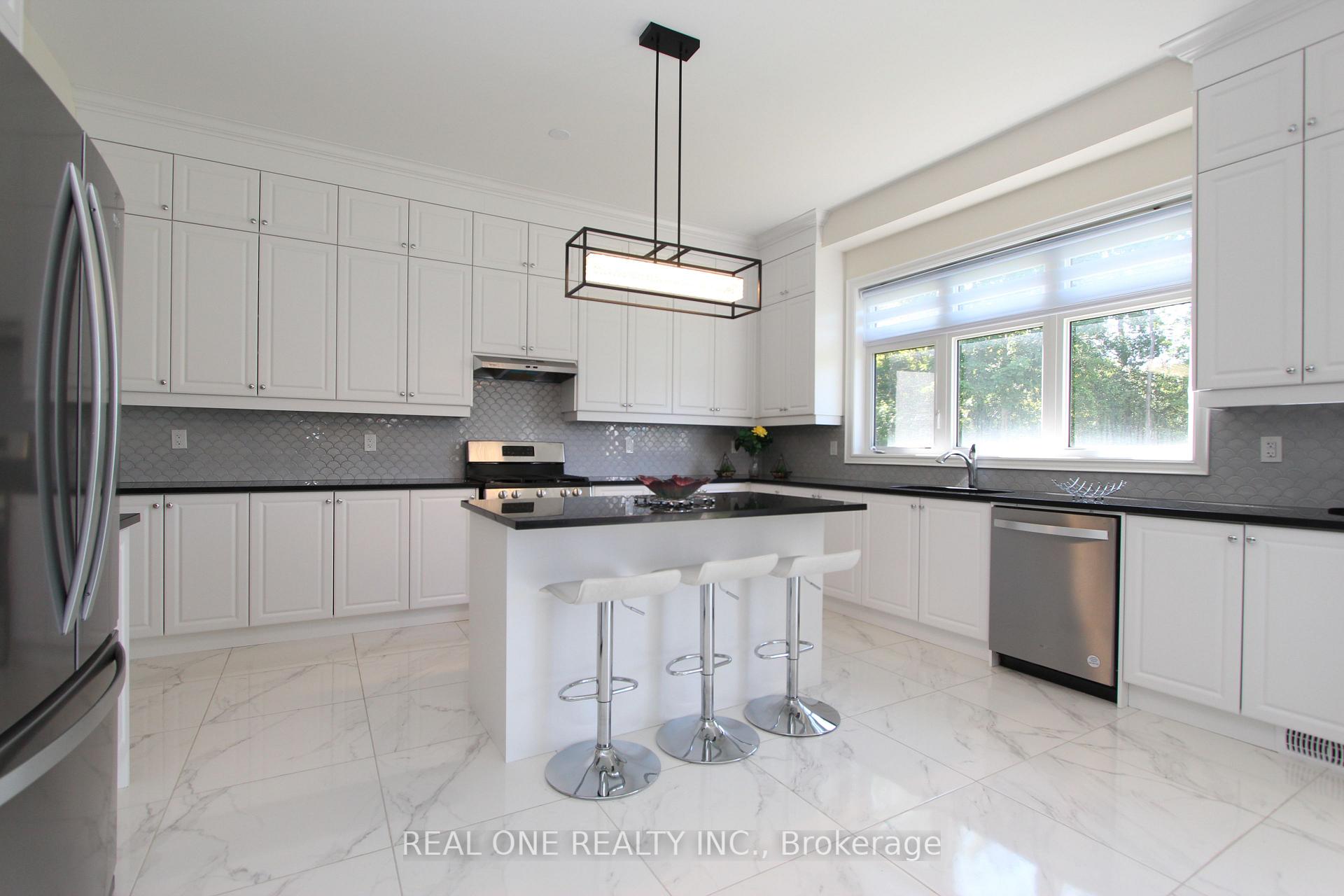 Photo 11 of 108 Silk Twist Drive, East Gwillimbury, Holland Landing — HOMEH