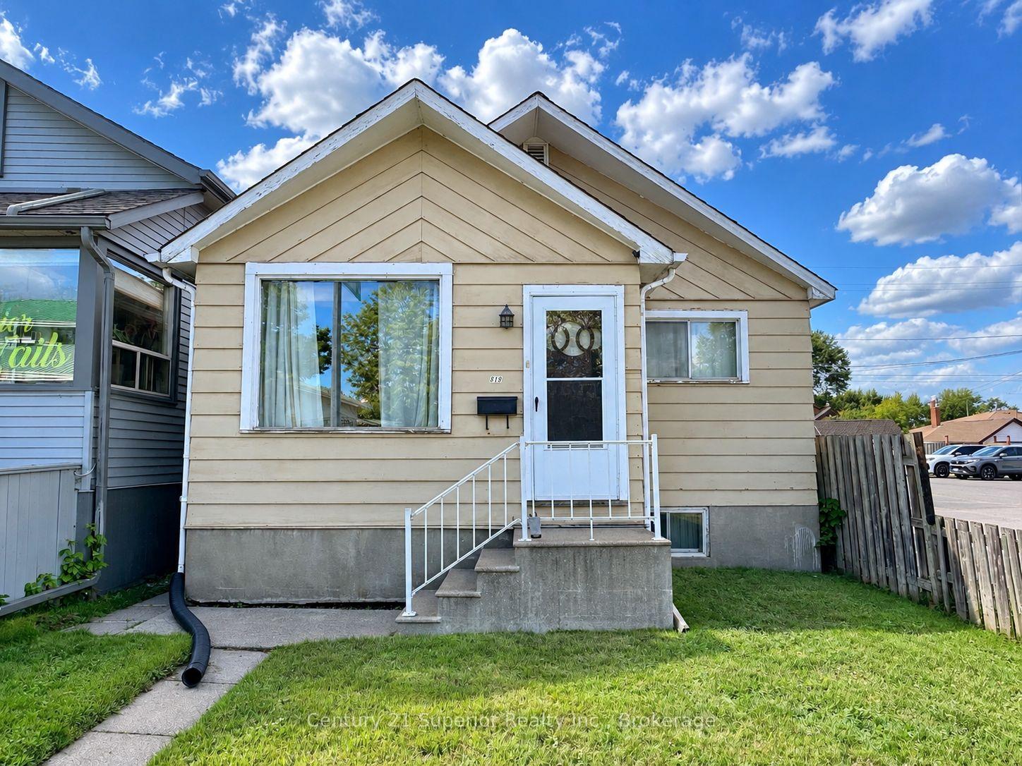 Photo 2 of 819 May Street N, Thunder Bay, McKeller Park — HOMEH
