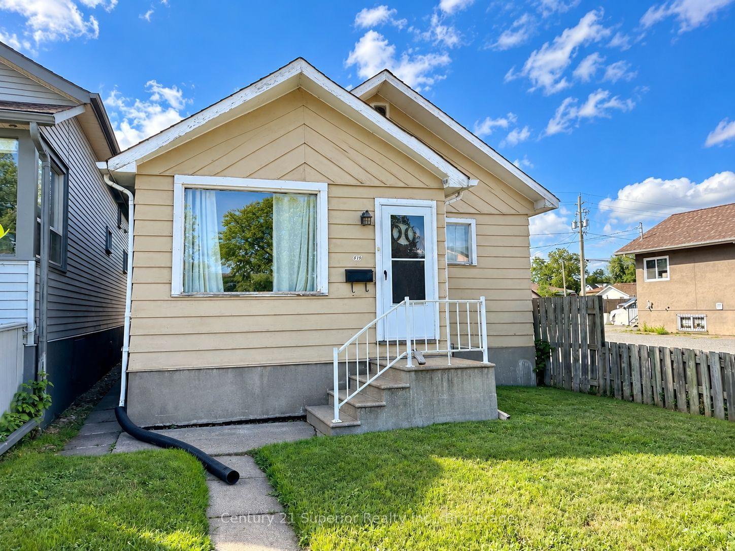 Photo 4 of 819 May Street N, Thunder Bay, McKeller Park — HOMEH