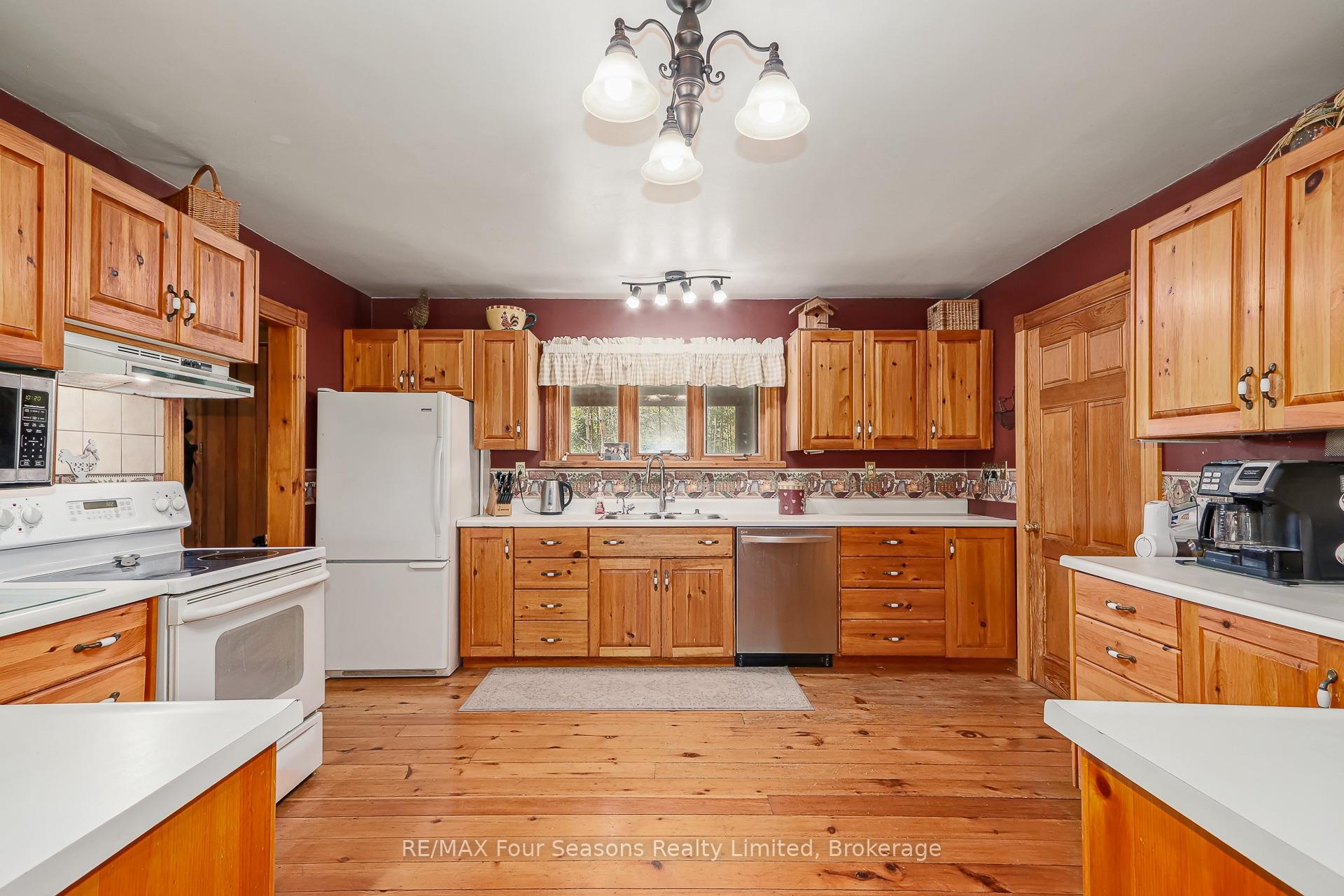 Photo 11 of 1040 15/16 Sunnidale Side Road S, Clearview, Rural Clearview — HOMEH