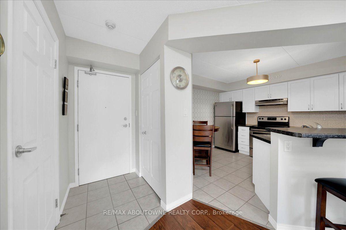 Photo 5 of Unit 203, 3499 Upper Middle Road, Burlington, Headon — HOMEH