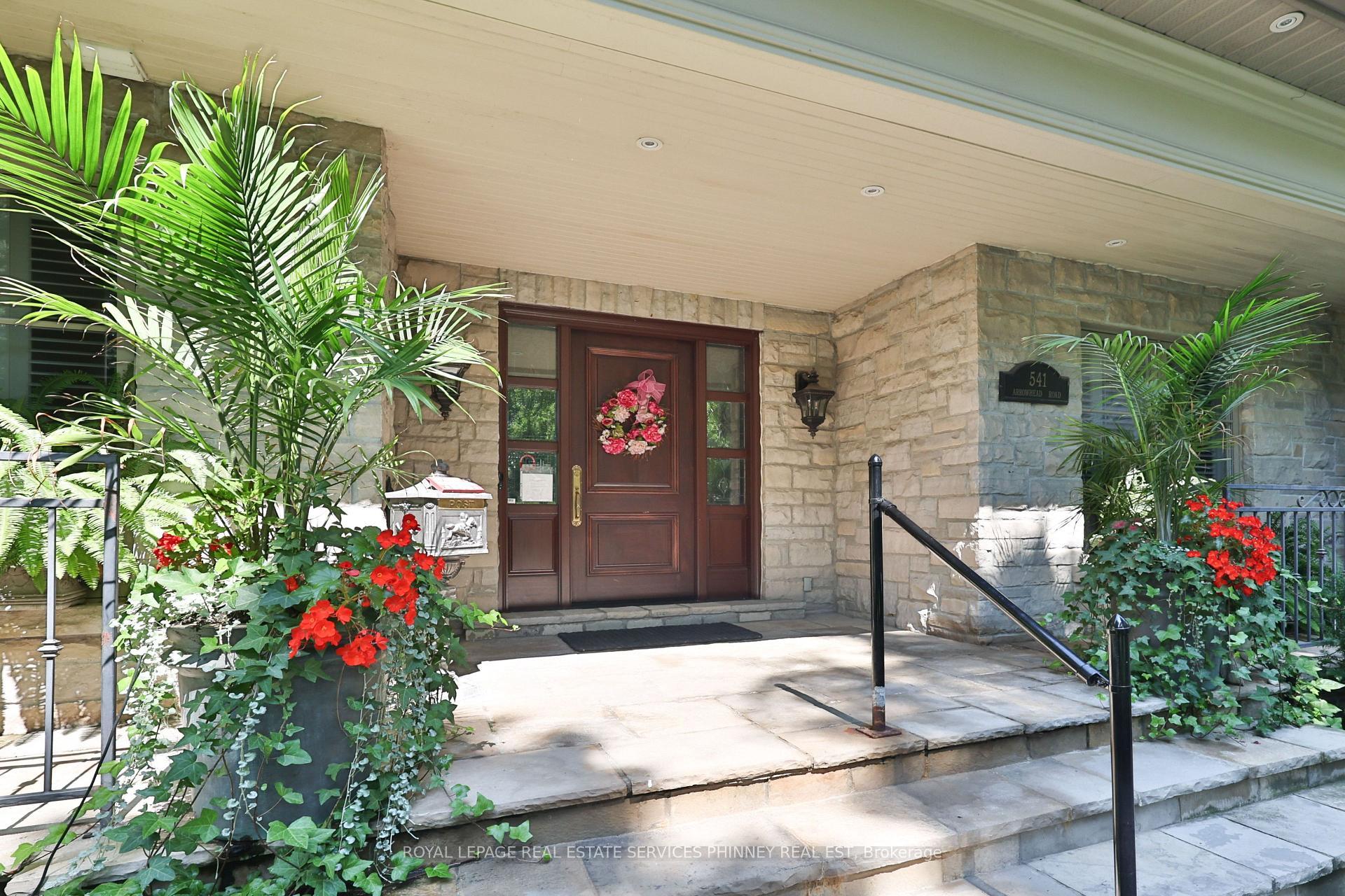 Photo 3 of 541 Arrowhead Road, Mississauga, Lorne Park — HOMEH