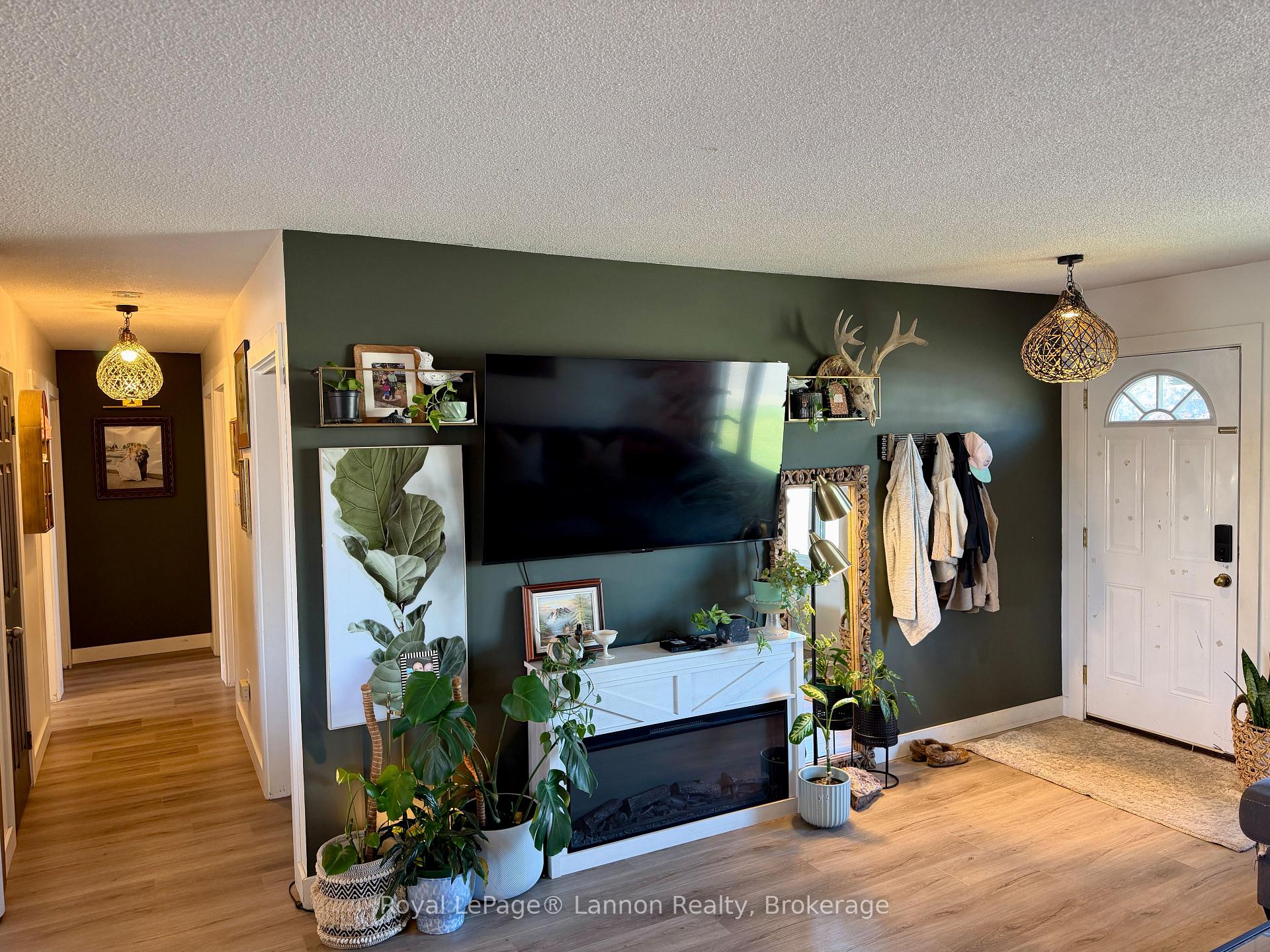 Photo 5 of 417 Strand Avenue, Thunder Bay, John Street North — HOMEH