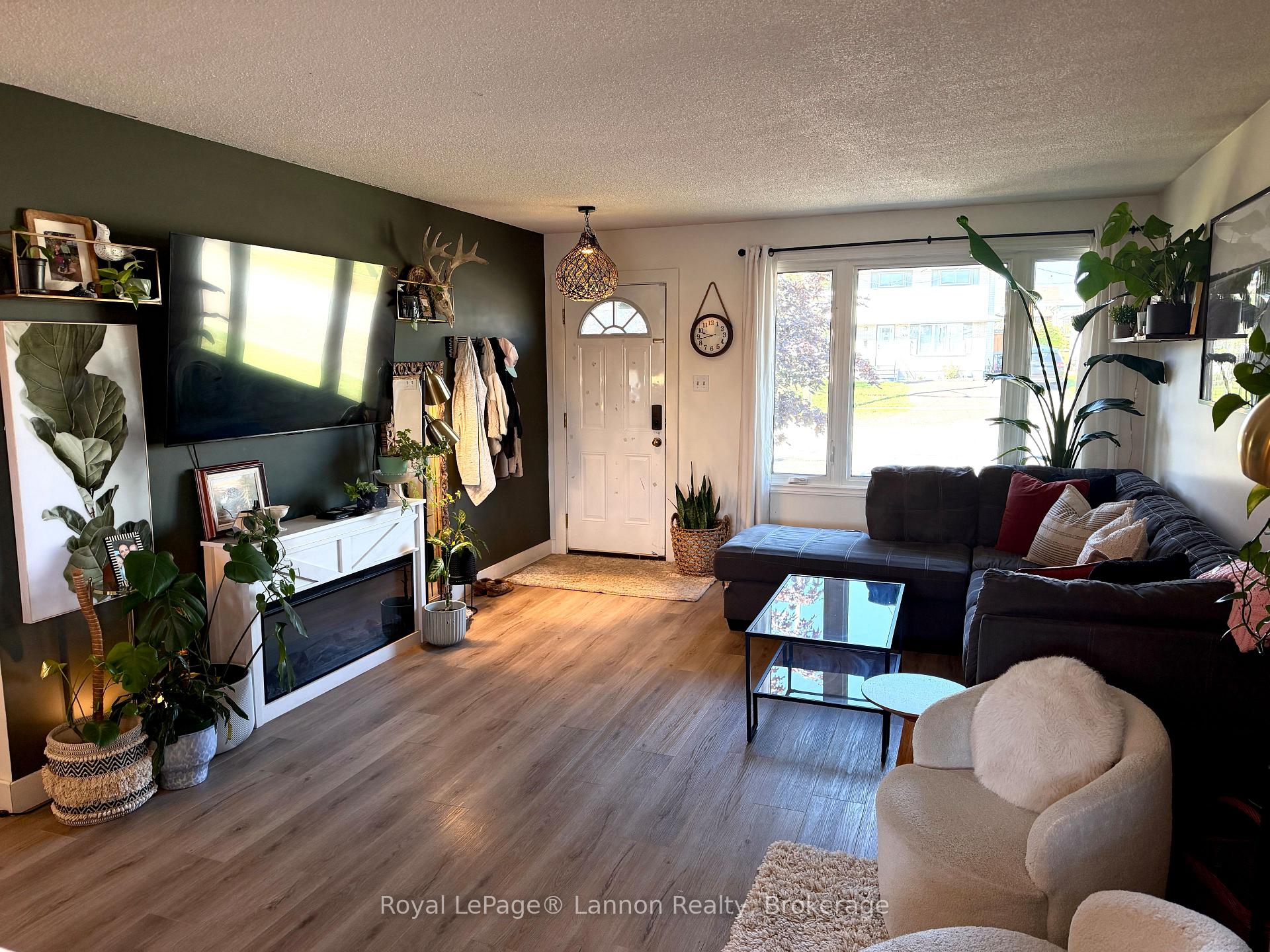 Photo 9 of 417 Strand Avenue, Thunder Bay, John Street North — HOMEH