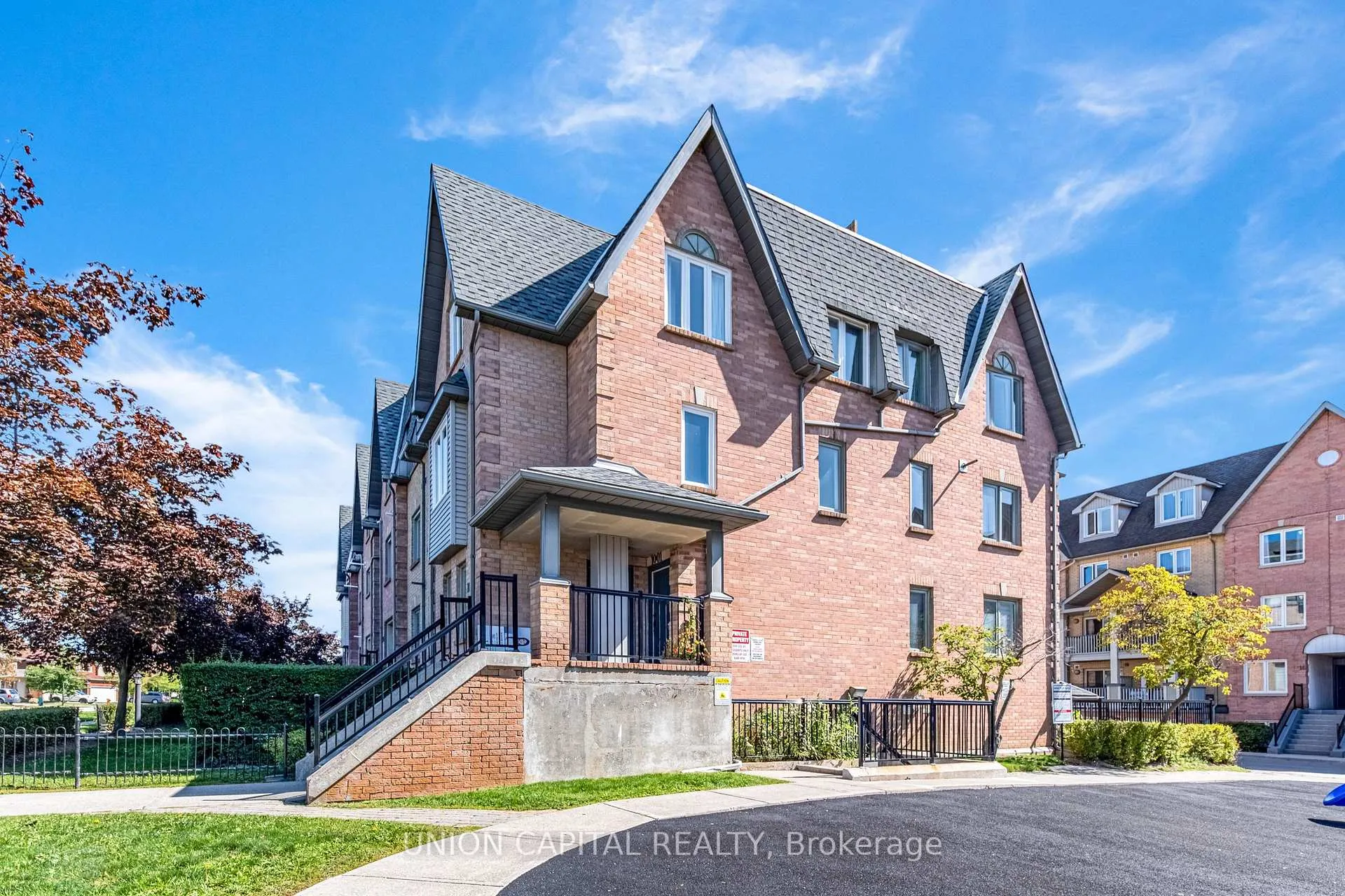Photo 2 of Unit 1002, 75 Weldrick Road E, Richmond Hill, Observatory — HOMEH