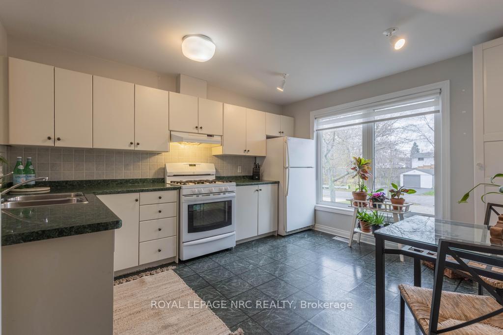 Photo 7 of Unit 13, 1 Lakeside Drive, St. Catharines, Port Weller — HOMEH
