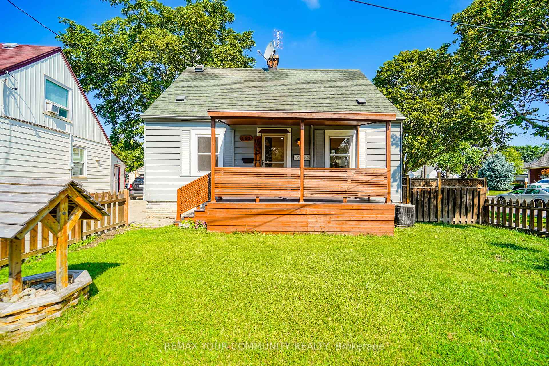 Photo 3 of 102 Hearst Circle, Toronto, North York, Brookhaven-Amesbury — HOMEH