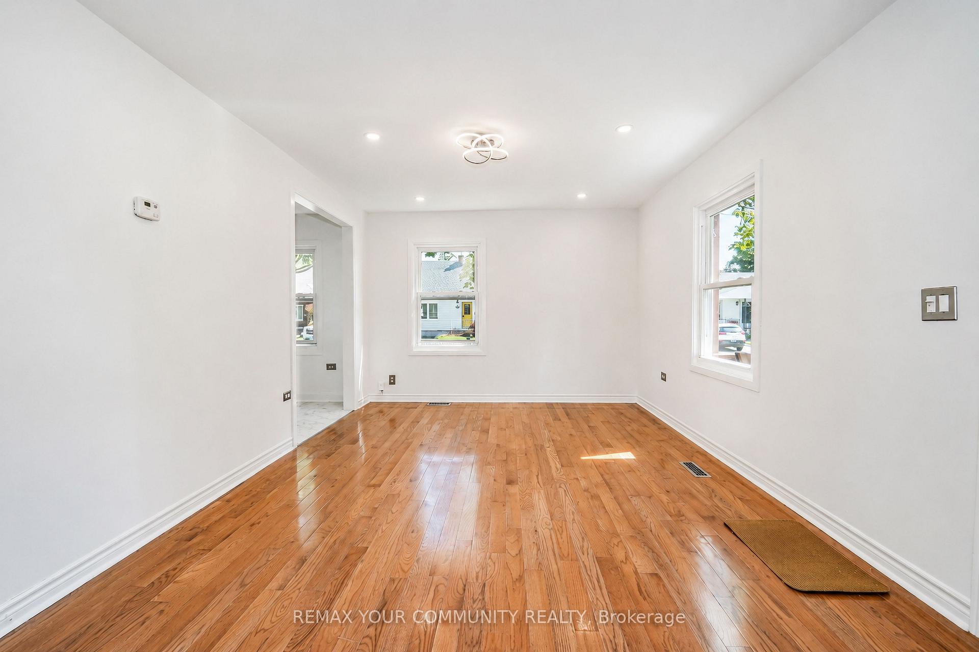Photo 6 of 102 Hearst Circle, Toronto, North York, Brookhaven-Amesbury — HOMEH