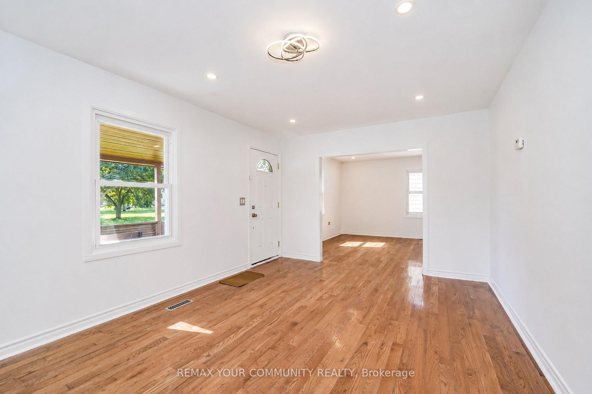 Photo 7 of 102 Hearst Circle, Toronto, North York, Brookhaven-Amesbury — HOMEH