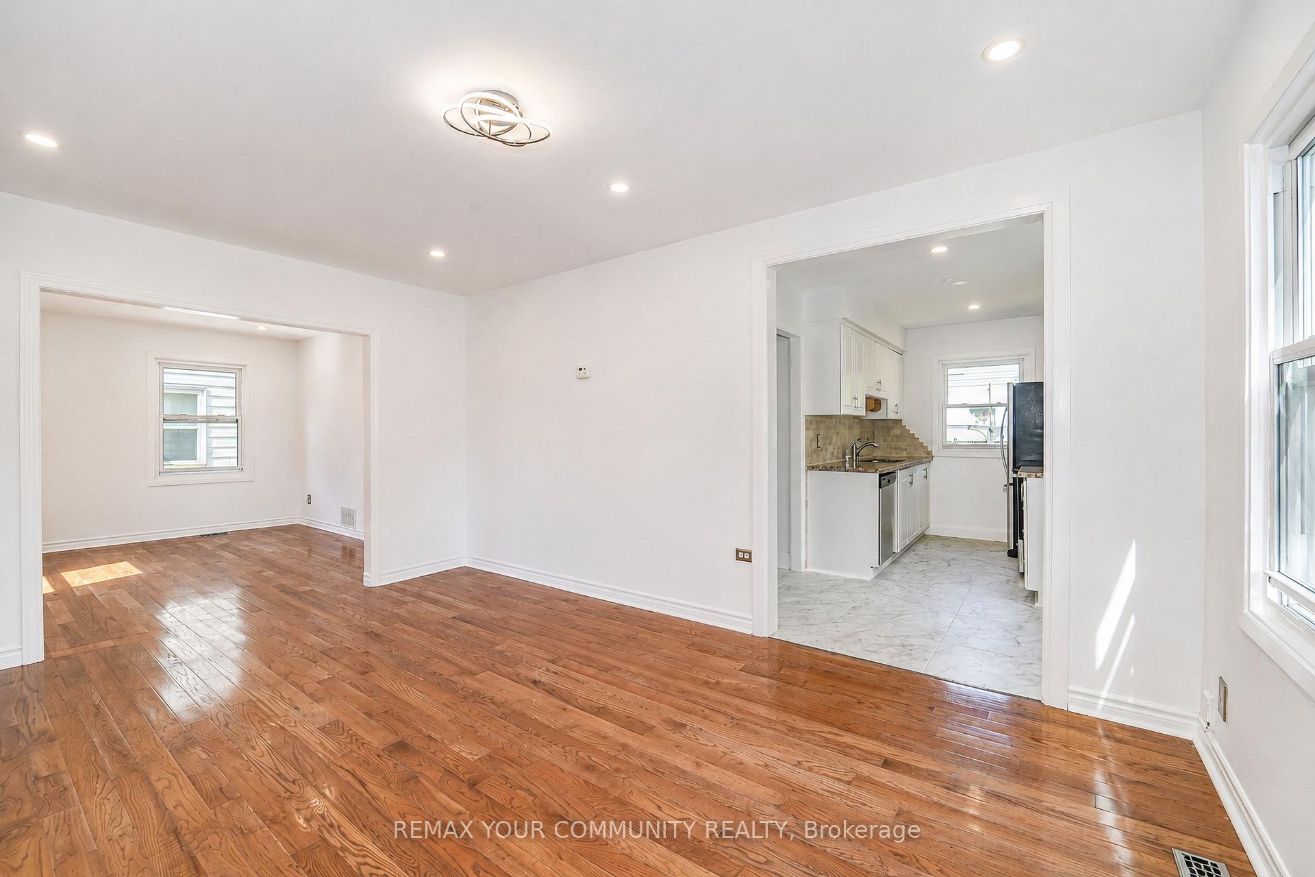 Photo 8 of 102 Hearst Circle, Toronto, North York, Brookhaven-Amesbury — HOMEH