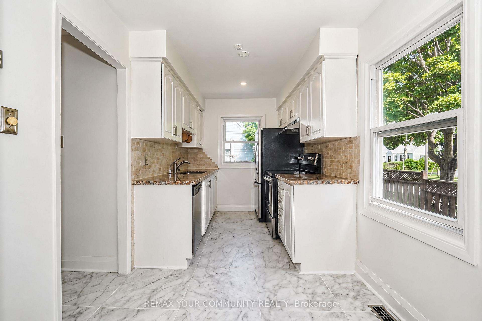 Photo 9 of 102 Hearst Circle, Toronto, North York, Brookhaven-Amesbury — HOMEH