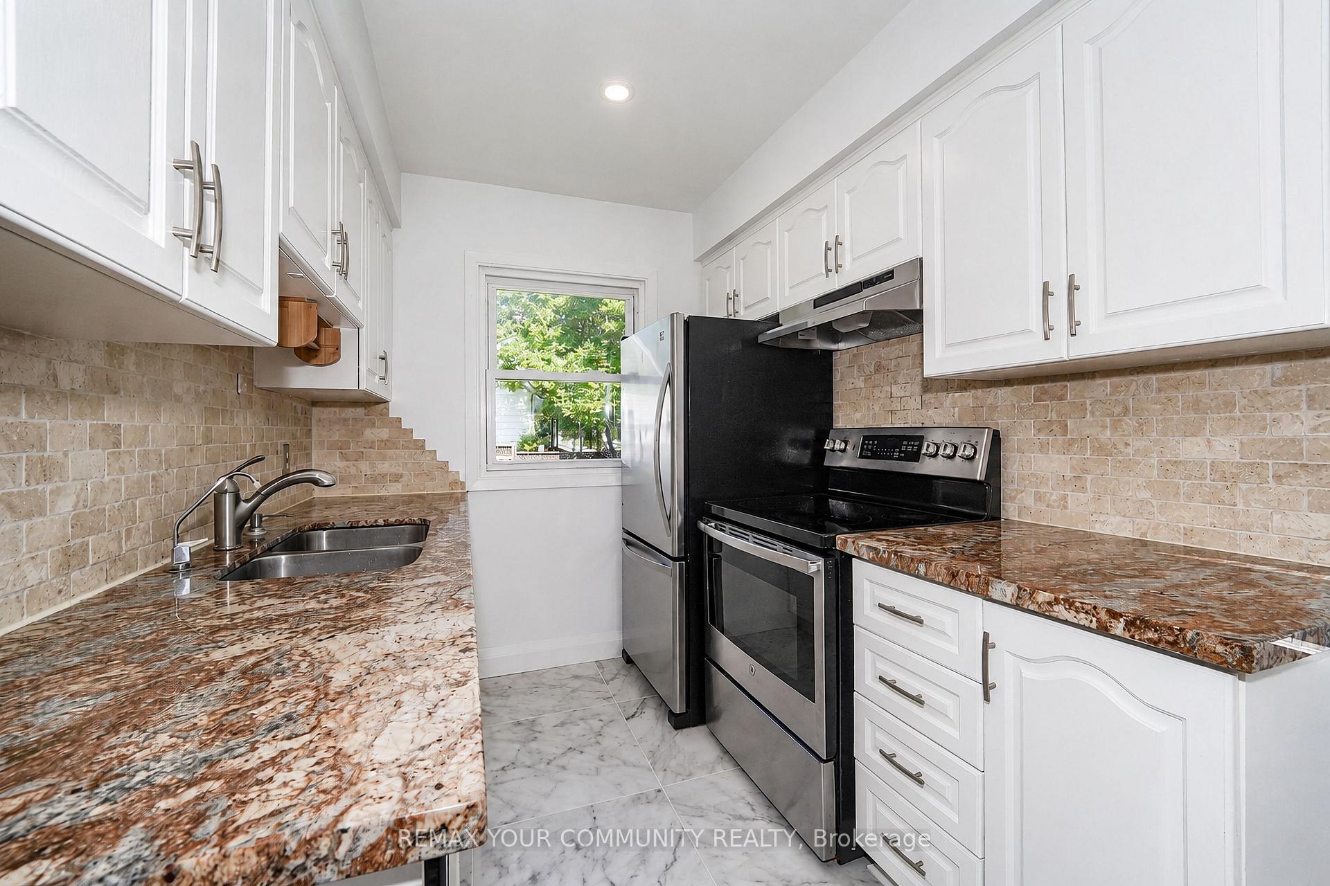 Photo 10 of 102 Hearst Circle, Toronto, North York, Brookhaven-Amesbury — HOMEH