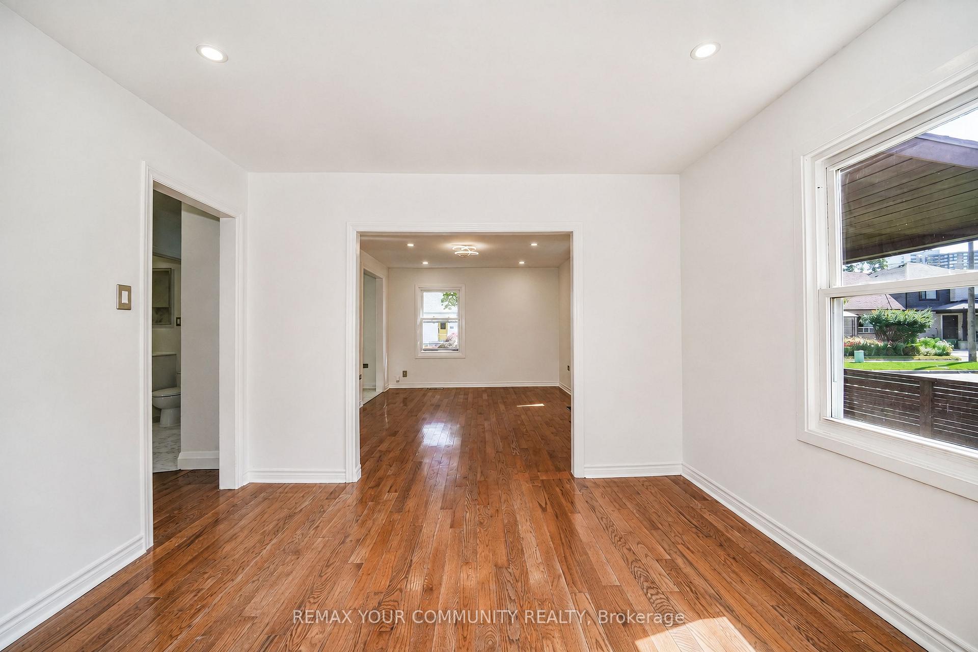 Photo 12 of 102 Hearst Circle, Toronto, North York, Brookhaven-Amesbury — HOMEH
