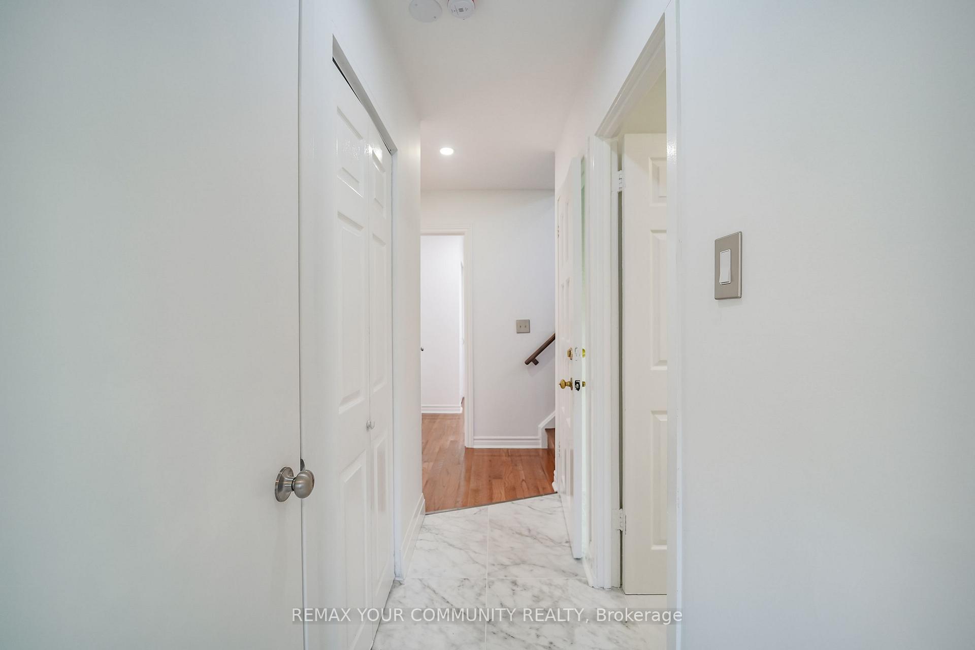Photo 17 of 102 Hearst Circle, Toronto, North York, Brookhaven-Amesbury — HOMEH
