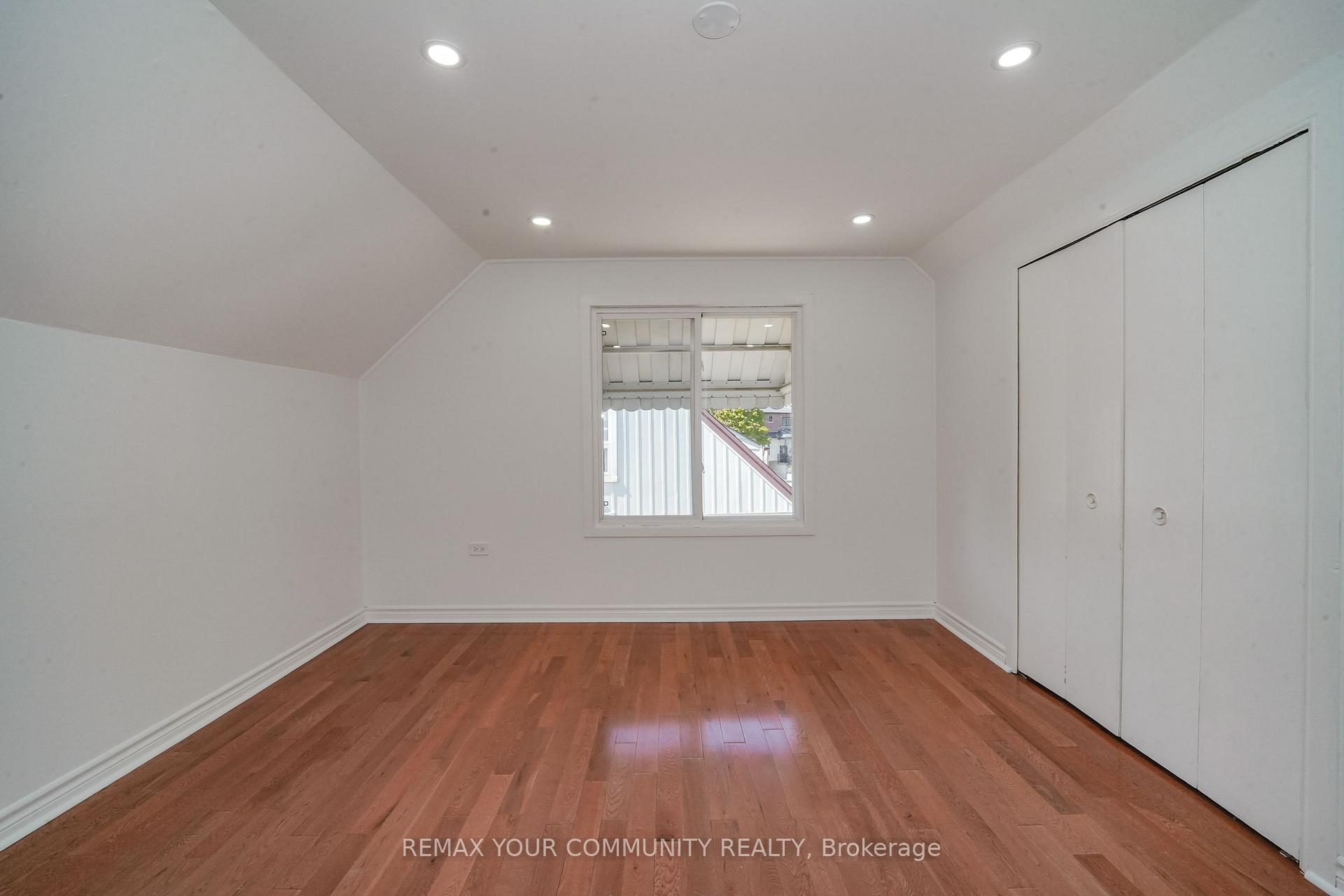 Photo 19 of 102 Hearst Circle, Toronto, North York, Brookhaven-Amesbury — HOMEH