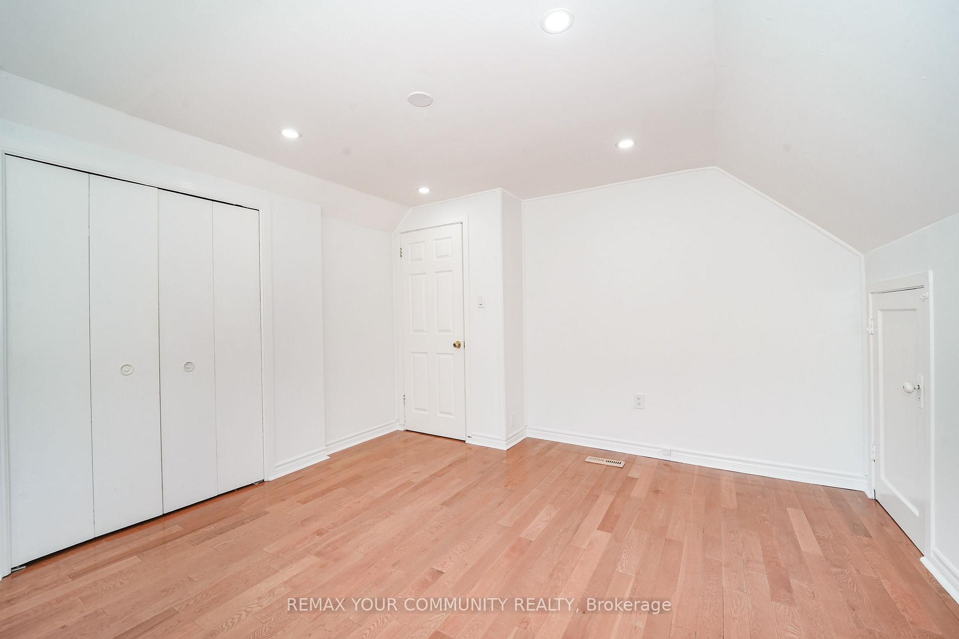 Photo 20 of 102 Hearst Circle, Toronto, North York, Brookhaven-Amesbury — HOMEH