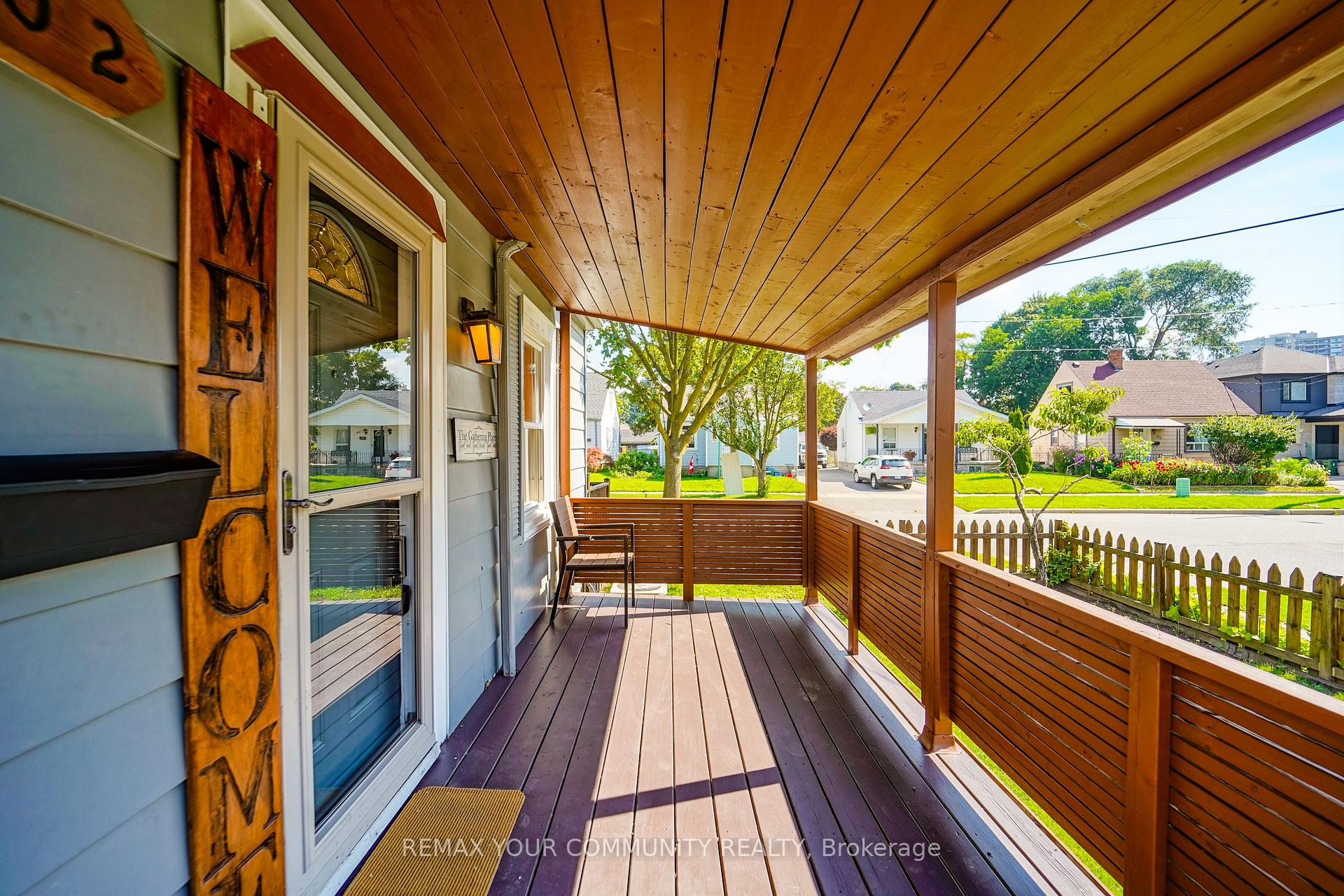 Photo 23 of 102 Hearst Circle, Toronto, North York, Brookhaven-Amesbury — HOMEH