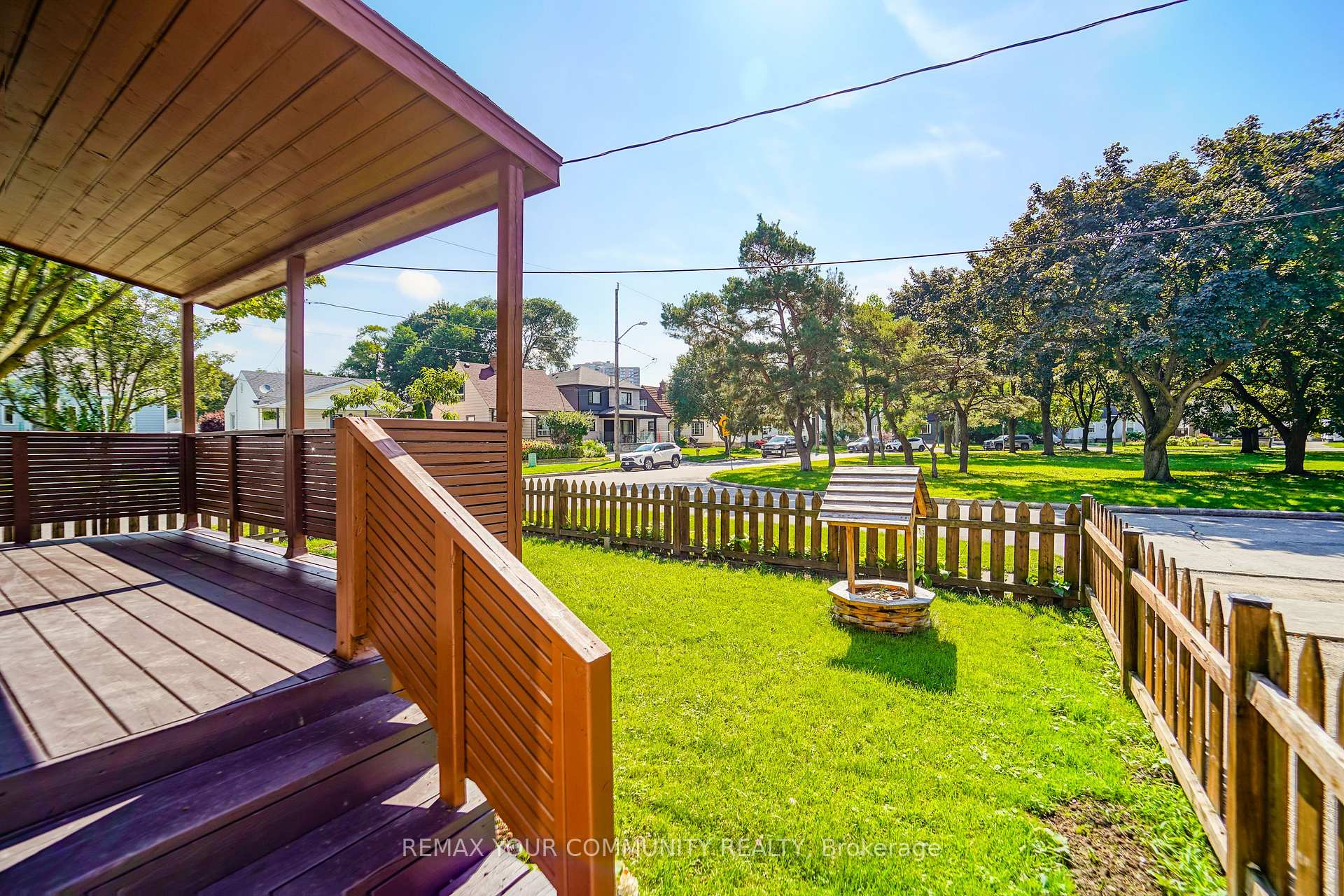 Photo 24 of 102 Hearst Circle, Toronto, North York, Brookhaven-Amesbury — HOMEH