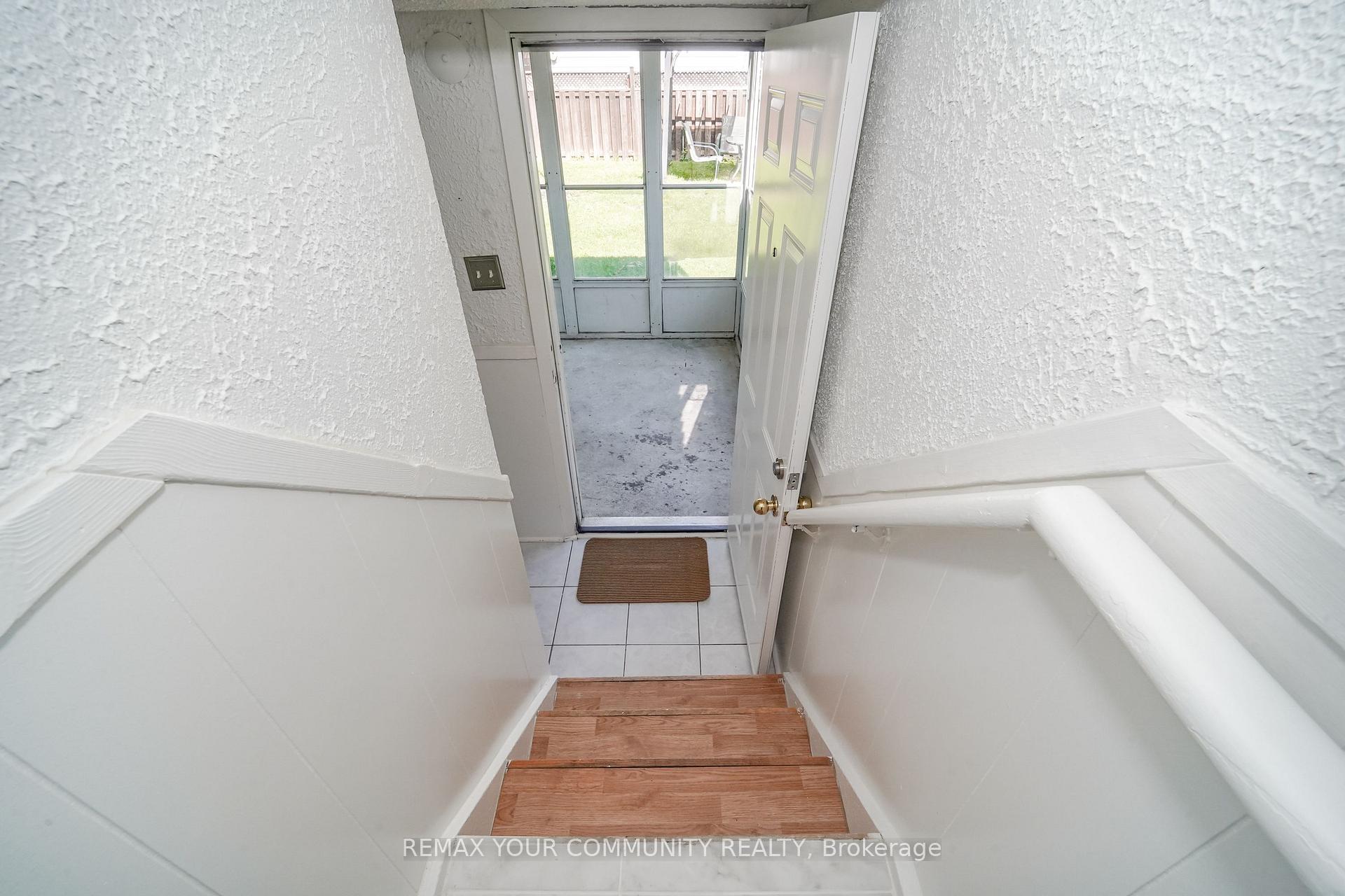 Photo 28 of 102 Hearst Circle, Toronto, North York, Brookhaven-Amesbury — HOMEH
