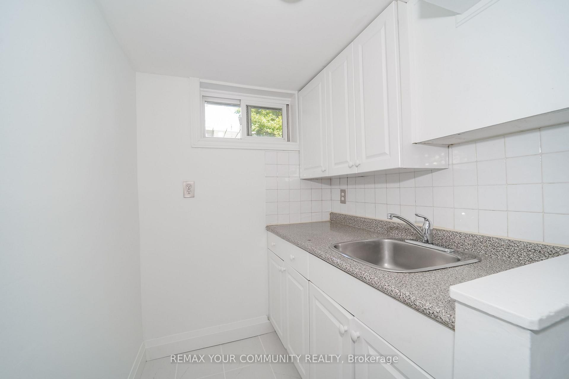 Photo 32 of 102 Hearst Circle, Toronto, North York, Brookhaven-Amesbury — HOMEH