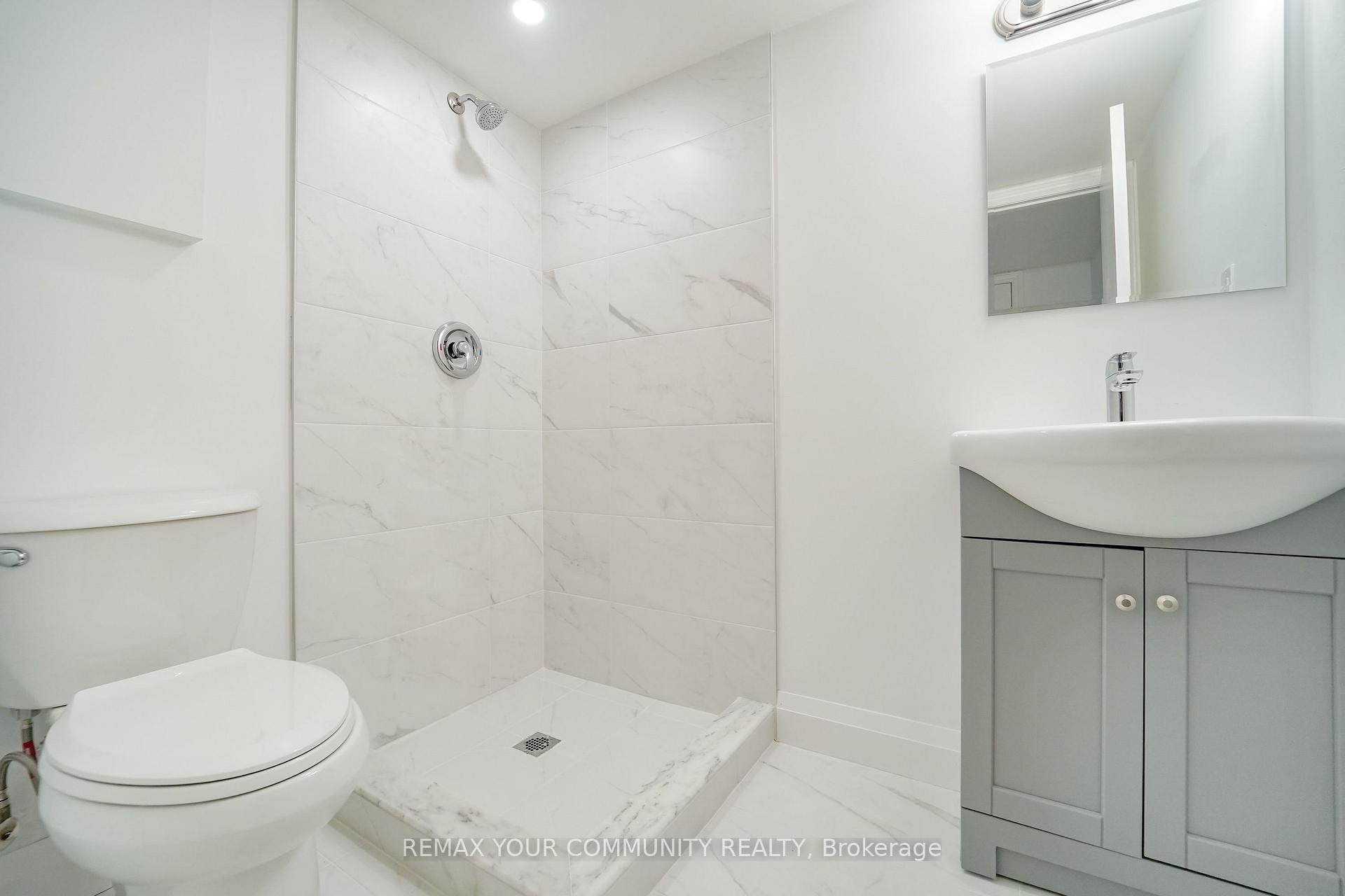 Photo 33 of 102 Hearst Circle, Toronto, North York, Brookhaven-Amesbury — HOMEH