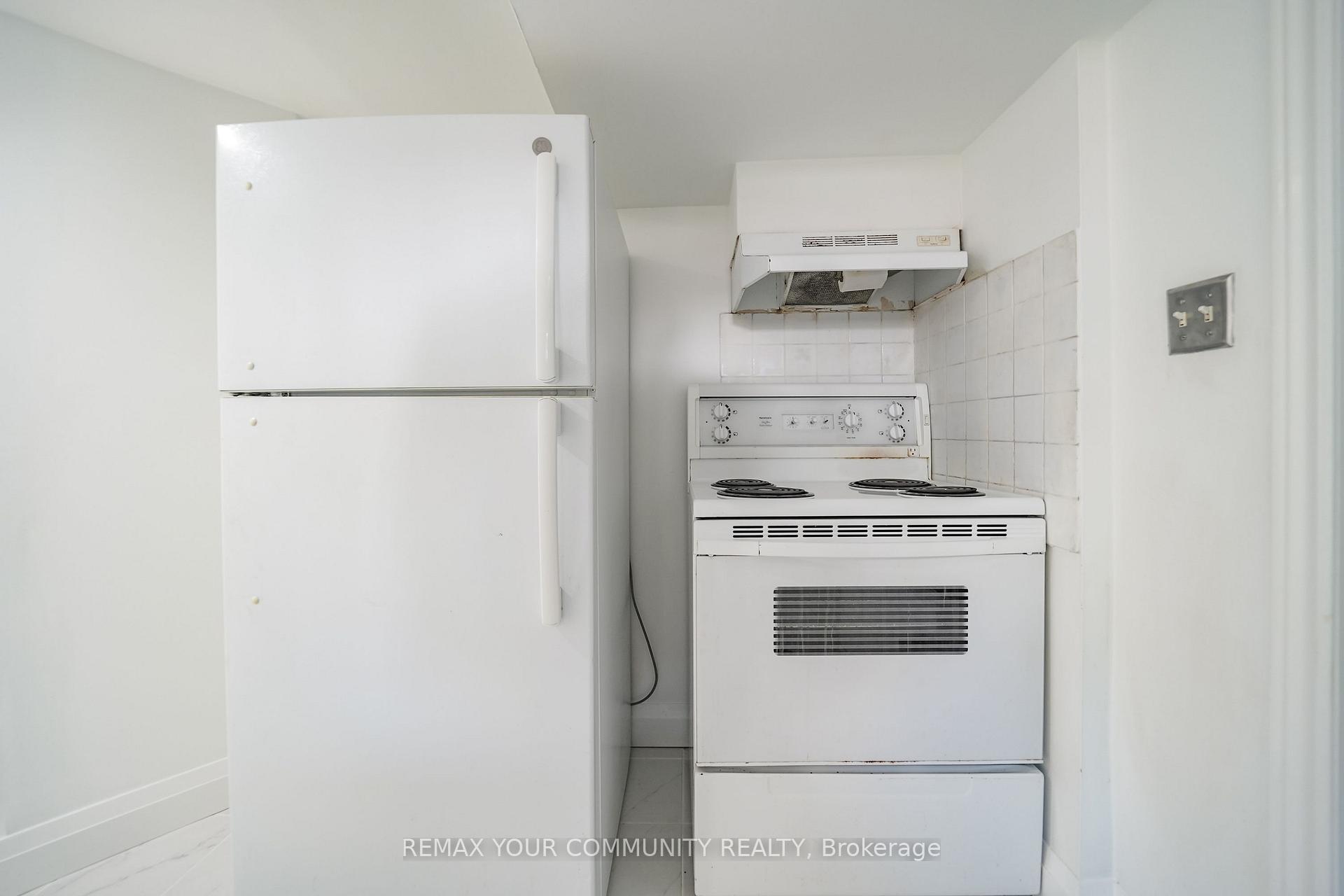 Photo 35 of 102 Hearst Circle, Toronto, North York, Brookhaven-Amesbury — HOMEH