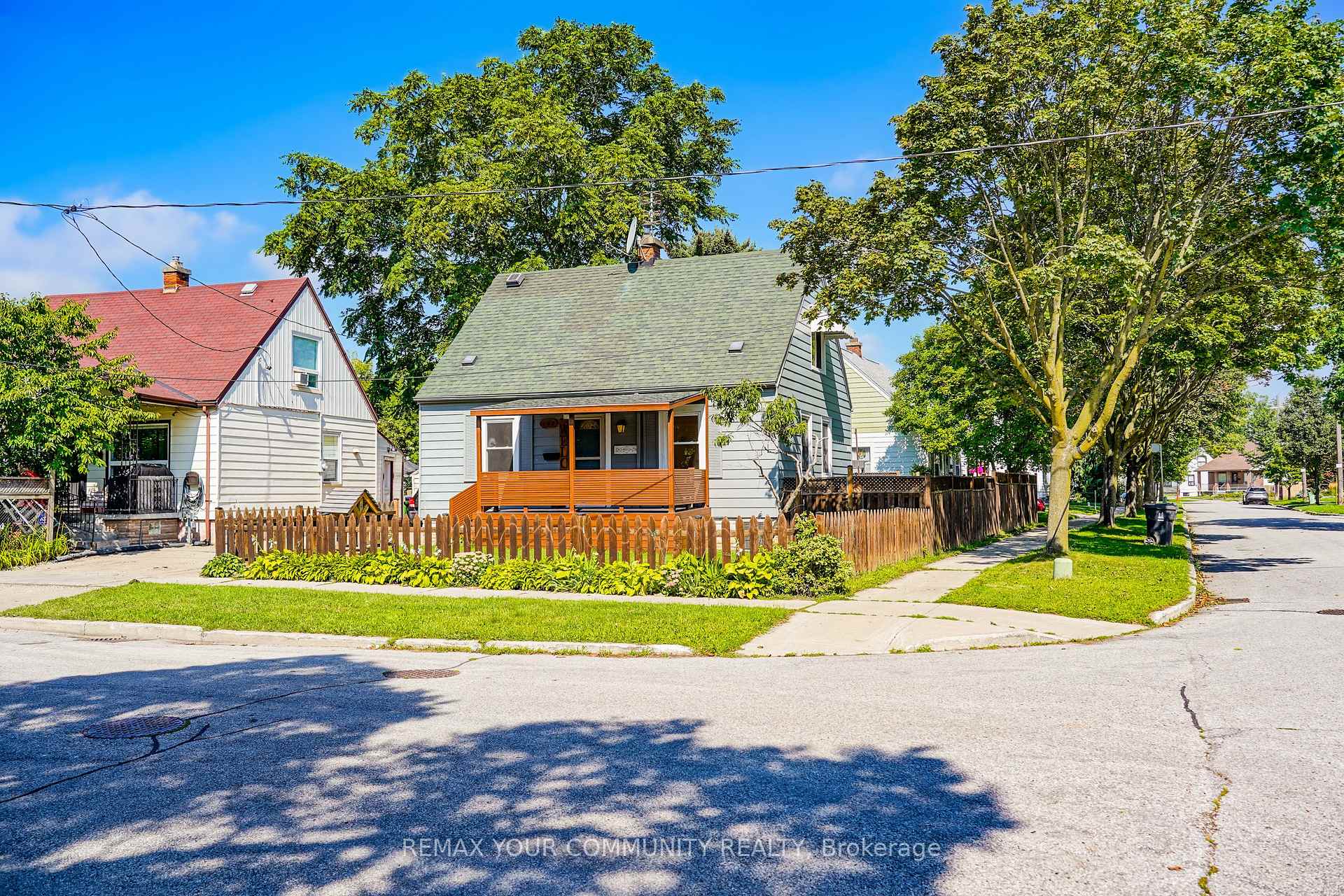 Photo 36 of 102 Hearst Circle, Toronto, North York, Brookhaven-Amesbury — HOMEH