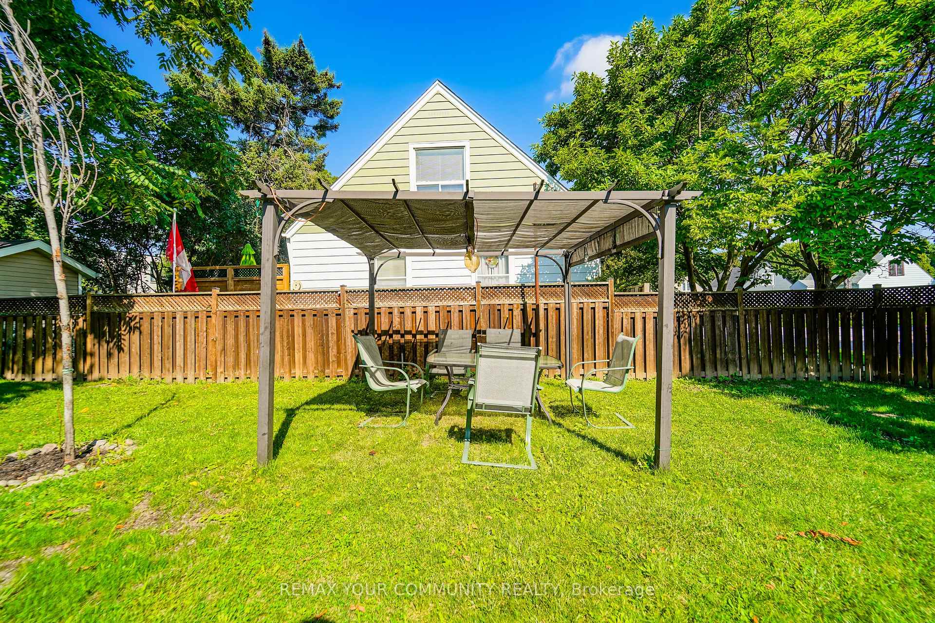 Photo 37 of 102 Hearst Circle, Toronto, North York, Brookhaven-Amesbury — HOMEH