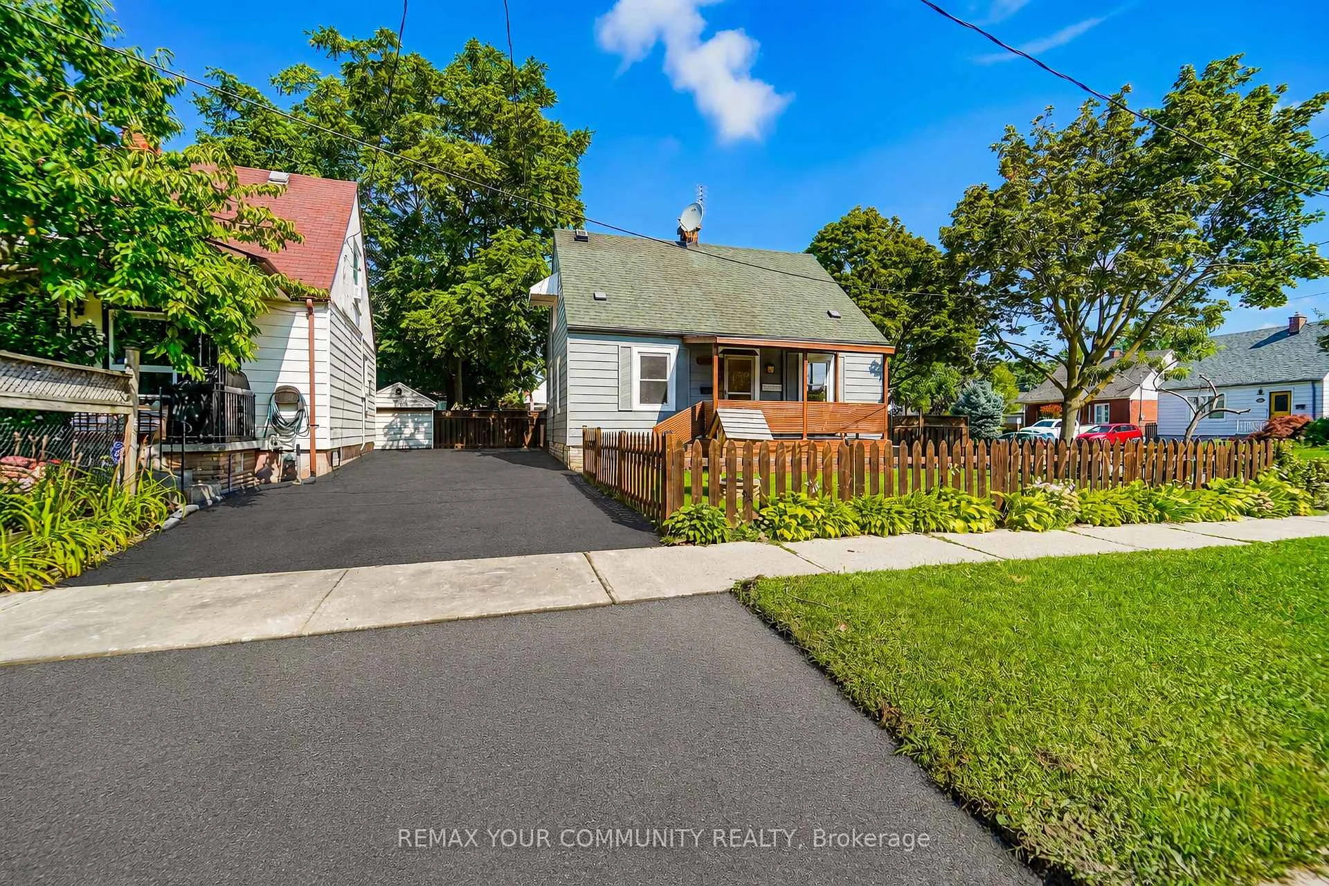 Photo 2 of 102 Hearst Circle, Toronto, North York, Brookhaven-Amesbury — HOMEH