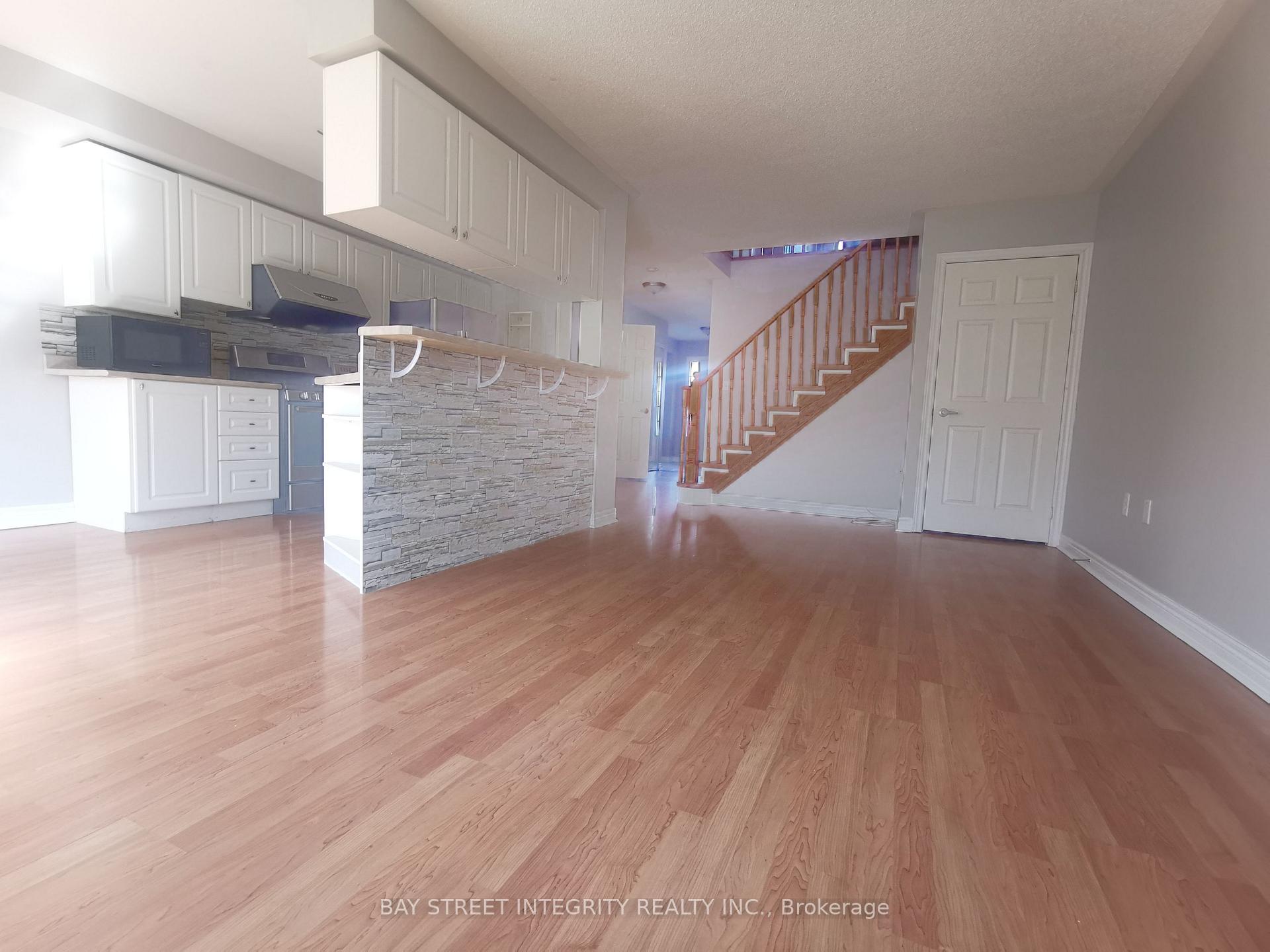 Photo 2 of 355 Ravineview Way, Oakville, Wedgewood Creek — HOMEH