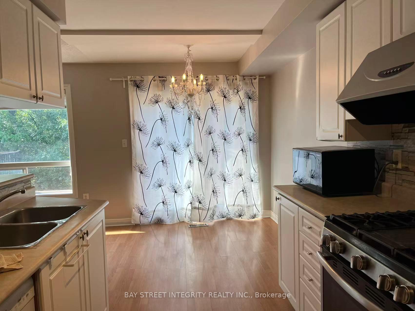 Photo 6 of 355 Ravineview Way, Oakville, Wedgewood Creek — HOMEH
