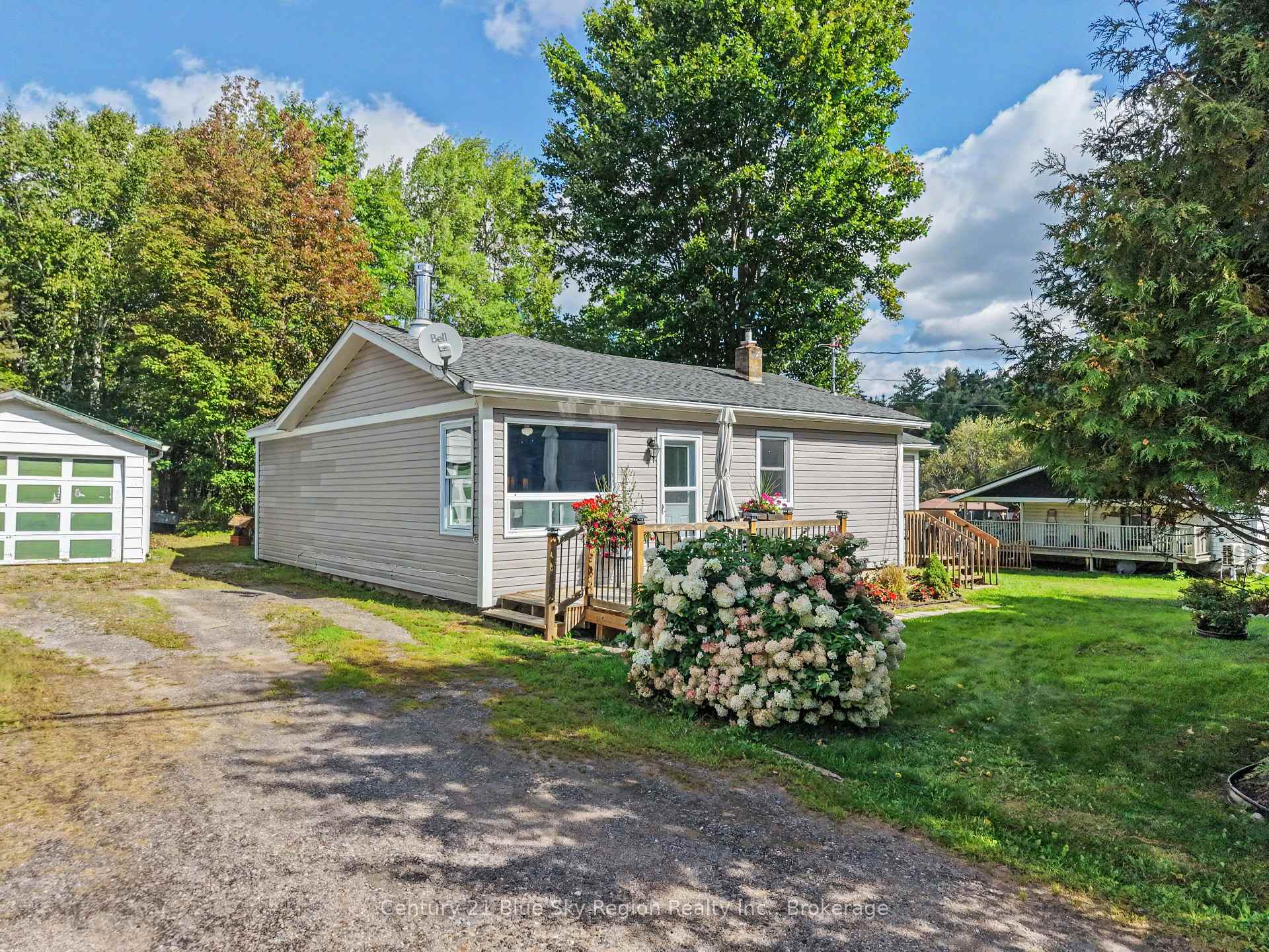 Front of 586 Derland Road