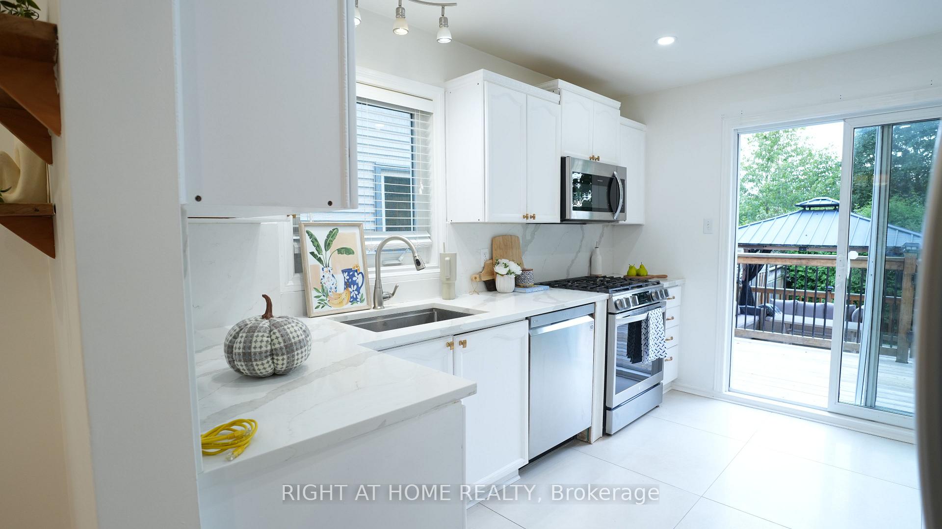 Photo 21 of 672 Farmbrook Crescent, Ottawa, Fallingbrook/Ridgemount — HOMEH